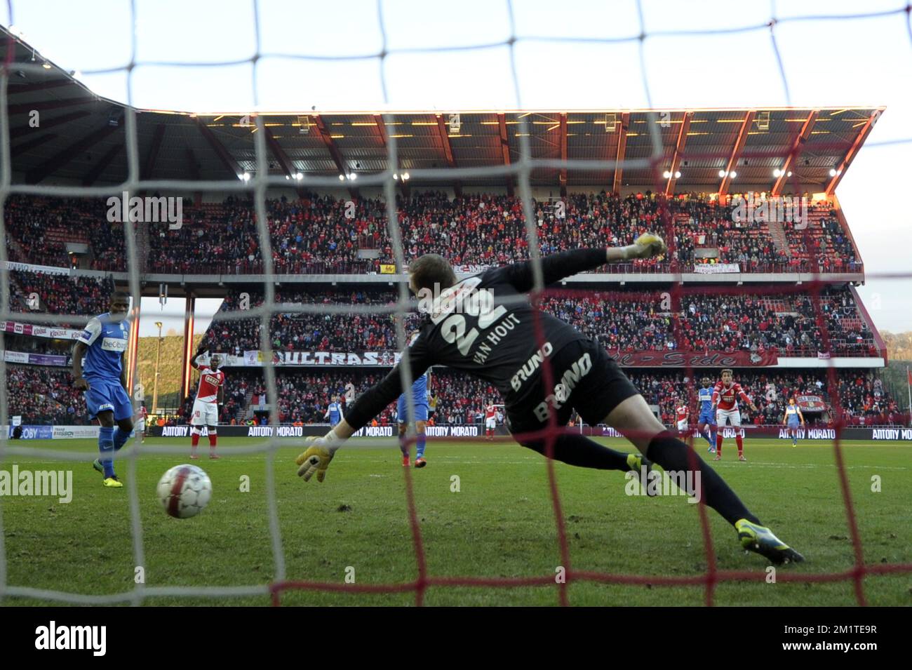 20131215 - LEUVEN, BELGIO: Il portiere di Genk Kristof Van Hout (davanti) raffigurato durante la partita di Jupiler Pro League tra Standard de Liege e KRC Genk, a Liegi, domenica 15 dicembre 2013, il diciannovesimo giorno del campionato di calcio belga. FOTO DI BELGA YORICK JANSENS Foto Stock