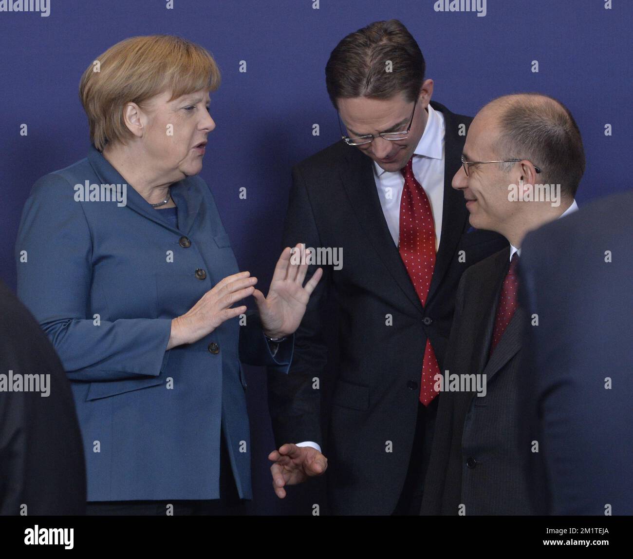 20131219 - BRUXELLES, BELGIO: La cancelliera tedesca Angela Merkel, il primo ministro finlandese Jyrki Katainen e il primo ministro italiano Enrico letta hanno fatto una foto durante la riunione del consiglio europeo, il primo giorno del vertice UE dei capi di Stato e di governo, nella sede dell'UE a Bruxelles, giovedì 19 dicembre 2013. BELGA FOTO PISCINA BERT VAN DEN BROUCKE Foto Stock