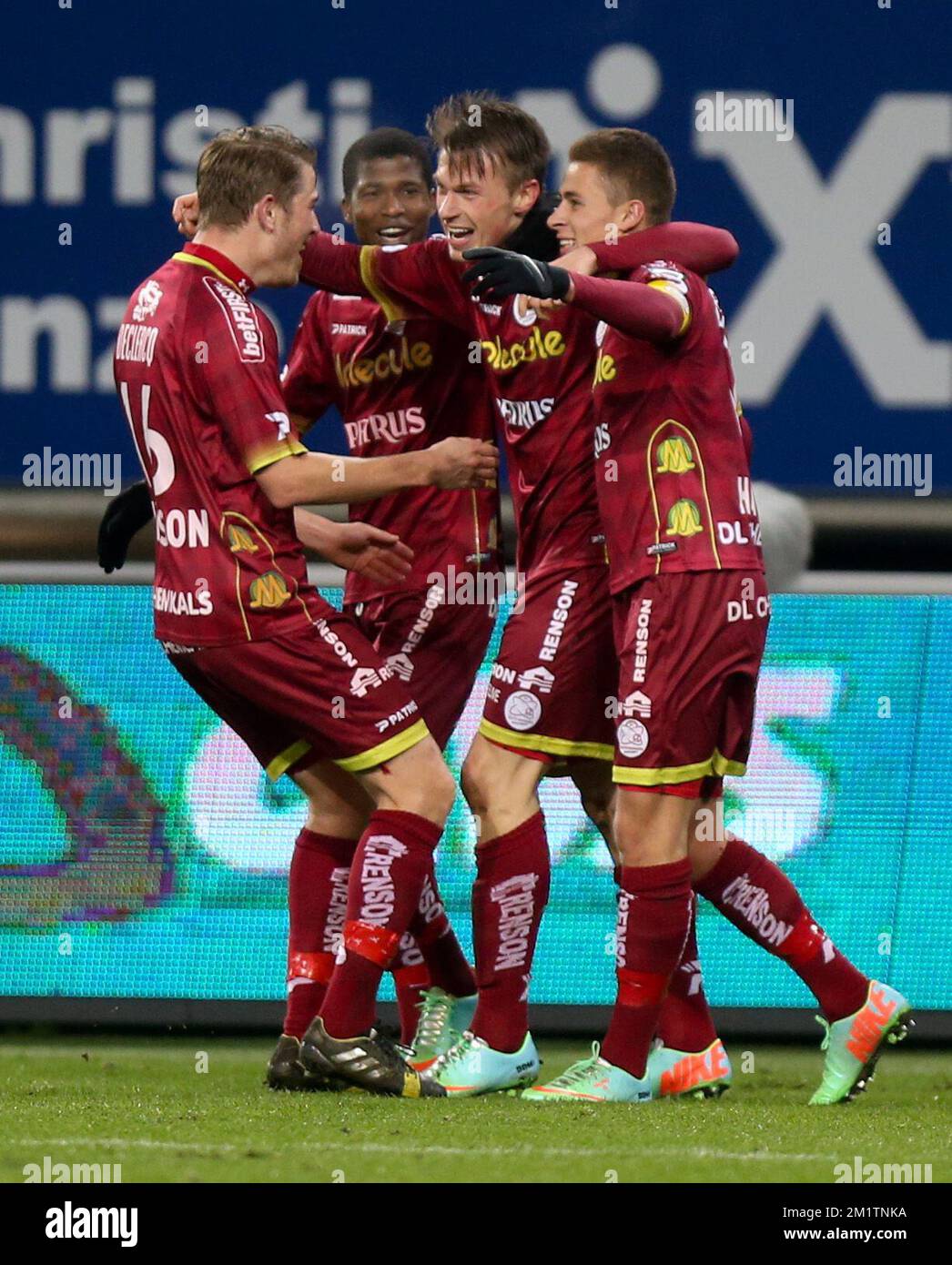 20140129 - GENT, BELGIO: Marvin Pourie di Essevee (2R) festeggia con i suoi compagni di squadra dopo aver segnato durante la prima tappa della Coppa Cofidis 1/2 finale tra AA Gent e Zulte Waregem, a Gent, mercoledì 29 gennaio 2014. BELGA PHOTO VIRGINIE LEFOUR Foto Stock