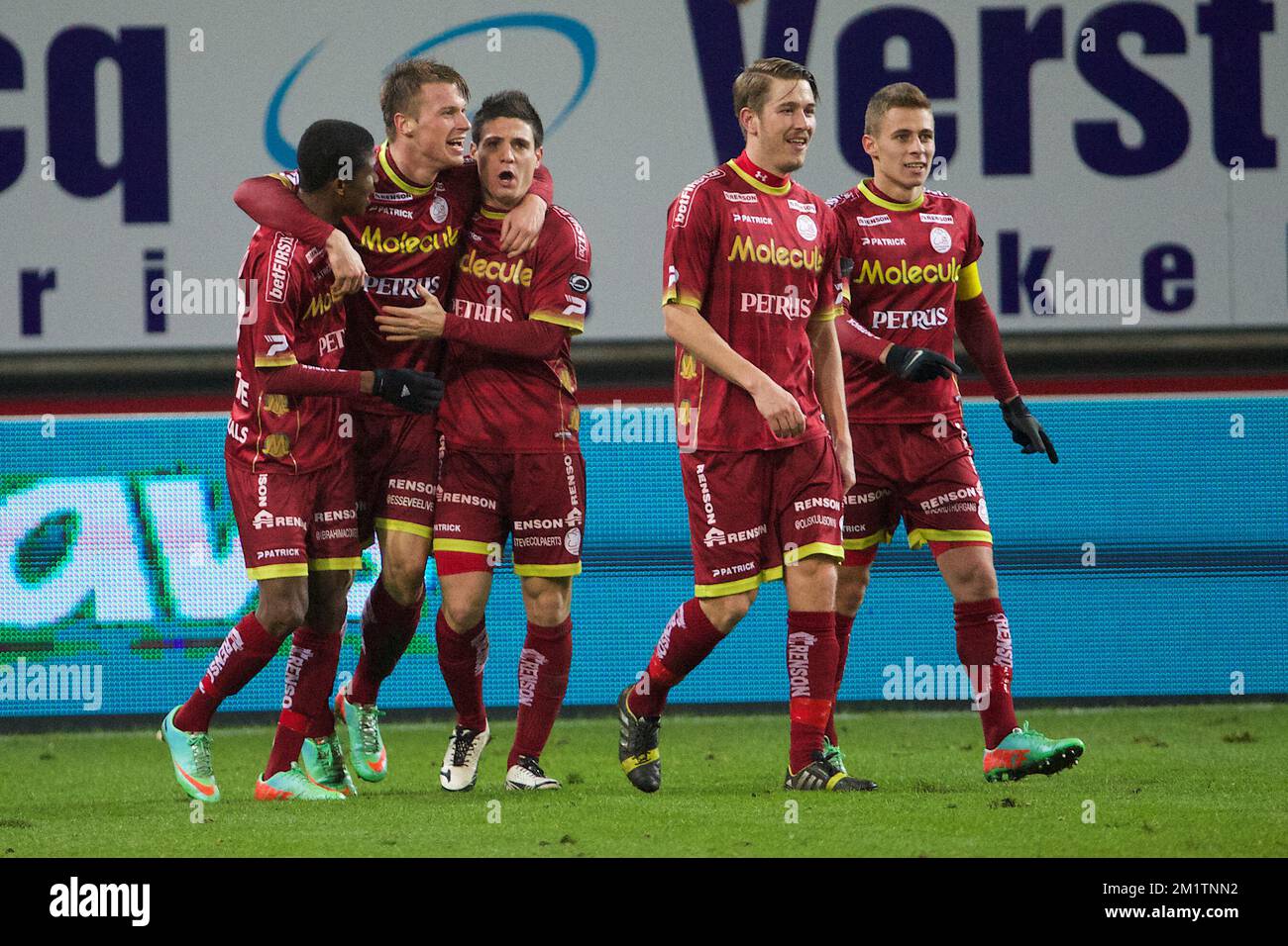 20140129 - GENT, BELGIO: Marvin Pourie di Essevee (2L) festeggia con i suoi compagni di squadra dopo aver segnato durante la prima tappa della Coppa Cofidis 1/2 finale tra AA Gent e Zulte Waregem, a Gent, mercoledì 29 gennaio 2014. BELGA FOTO KURT DESPLENTER Foto Stock