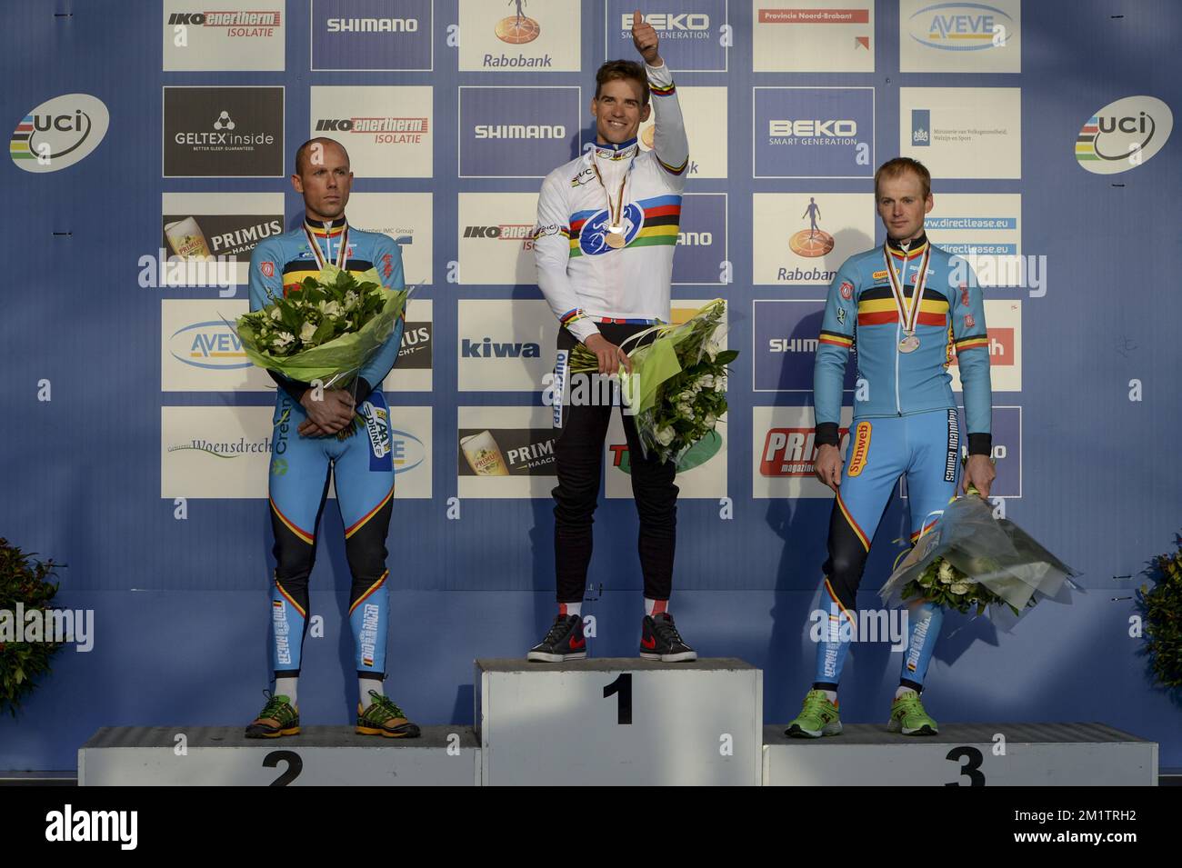 20140202 - HOOGERHEIDE, PAESI BASSI: Il nuovo campione belga Sven NYS, il ceco Zdenek Stybar e il belga Kevin Pauwels, raffigurati sul podio dopo la gara d'élite maschile ai campionati mondiali di ciclocross UCI, domenica 02 febbraio 2014 a Hoogerheide, Paesi Bassi. FOTO DI BELGA DIRK WAEM Foto Stock