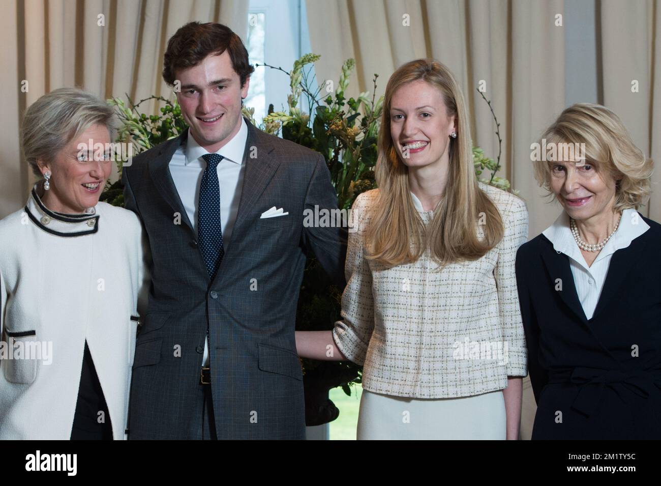 20140215 - BRUXELLES, BELGIO: Principessa Astrid del Belgio, principe Amedeo ed Elisabetta Rosboch von Wolkenstein sua madre, contessa Lilia de Smecchia, posa per fotografo il giorno dell'ingaggio del principe belga Amedeo (nipote del re Alberto II) con Elisabetta Rosboch von Wolkenstein, nella residenza di Schonenberg (Residenza dei genitori di Amedeo), a Bruxelles, sabato 15 febbraio 2014. Il principe Amedeo, 27 anni, e il giornalista italiano vivono a New York. FOTO DI BELGA FREDERIC SIERAKOWSKI Foto Stock