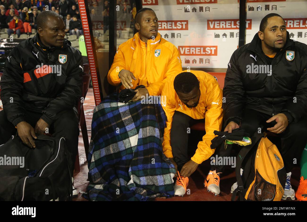Didier Drogba della Costa d'Avorio siede sulla panchina con una coperta durante una amichevole partita di calcio tra la nazionale belga dei Red Devils e la Costa d'Avorio, mercoledì 05 marzo 2014 a Bruxelles. Foto Stock