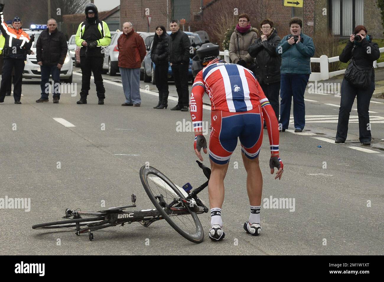 Il norvegese Thor Hushovd del BMC Racing Team, nella foto dopo una caduta durante la 69th° edizione della gara ciclistica Omloop Het Nieuwsblad, sabato 01 marzo 2014, a Gent. Foto Stock