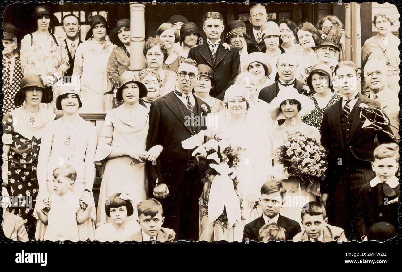 Grande folla al matrimonio di Francis G. White e Miss Lizbeth C. Kane, West Roxbury , Brides, Grrooms matrimoni, matrimoni, Assistenti di nozze, Bambini. Collezione Leon Abdalian Foto Stock