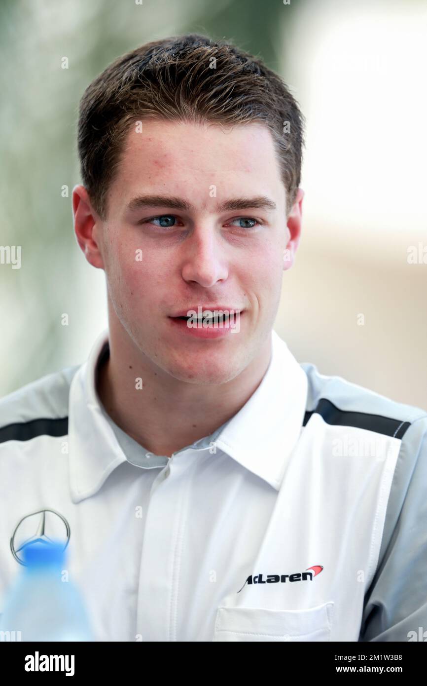 Il belga Stoffel Vandoorne ha illustrato nella prima giornata delle sessioni di test di Formula 1 di martedì 08 aprile 2014 a Sakhir, Bahrain. Il driver belga Stoffel Vandoorne si è supposto di testare per la McLaren domani, ma il danese Kevin Magnussen guiderà invece. Foto Stock