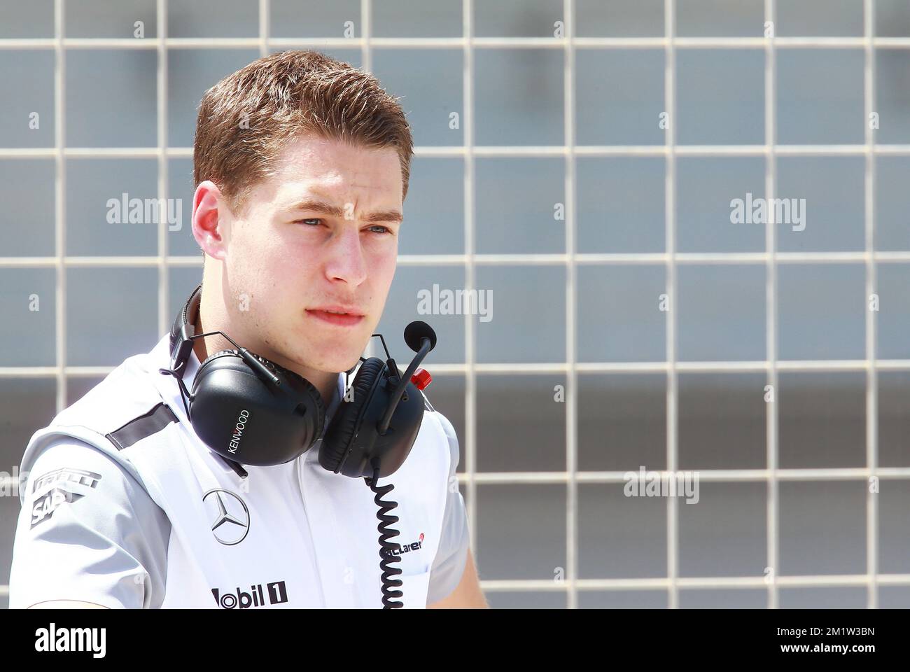 Il belga Stoffel Vandoorne ha illustrato la seconda giornata delle sessioni di test di Formula 1 mercoledì 09 aprile 2014 a Sakhir, Bahrain. Il driver belga Stoffel Vandoorne avrebbe dovuto testare per la McLaren ma il danese Kevin Magnussen guiderebbe invece. Foto Stock
