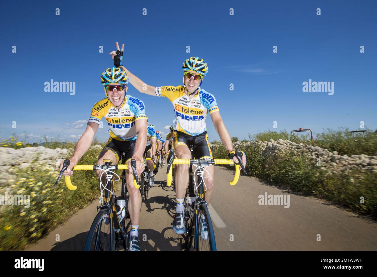 Niels Wubben e Thijs van Amerongen cavalcano durante una tappa della squadra di ciclismo Telenet Fidea il primo giorno di un campo di allenamento con piloti d'élite a Palma di Maiorca, Spagna. Foto Stock