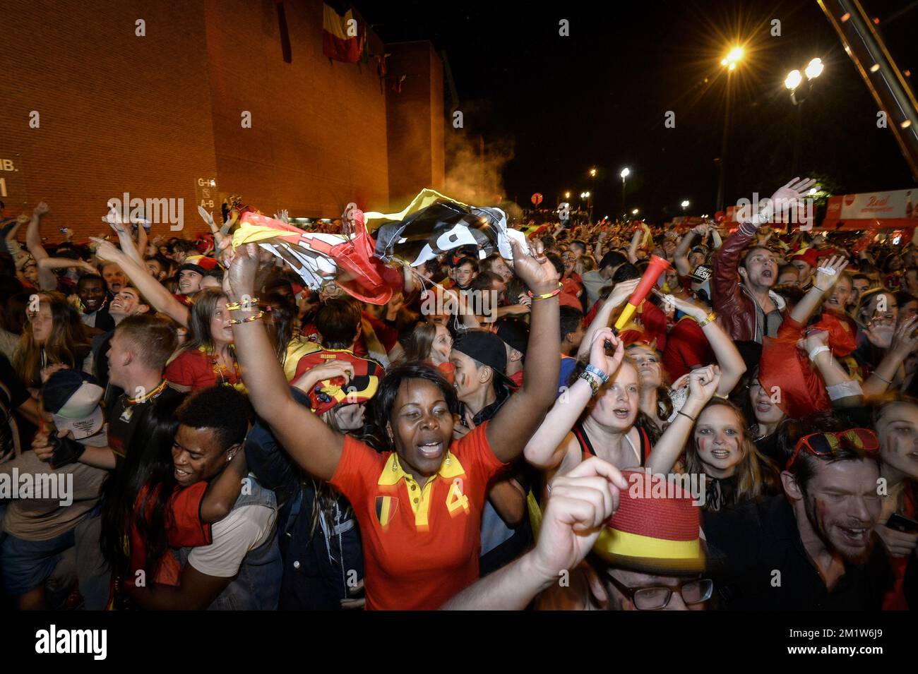 I fan dei Red Devils festeggiano mentre guardano sul grande schermo il round della partita di calcio 16 tra la nazionale belga Red Devils e gli Stati Uniti, vicino allo stadio King Baudouin-Boudewijn (Heizel-Heysel), durante la Coppa del mondo FIFA 2014, martedì 01 luglio 2014. La partita si svolge in Fonte Nova Arena a Salvador, Brasile. FOTO DI BELGA JASPER JACOBS Foto Stock