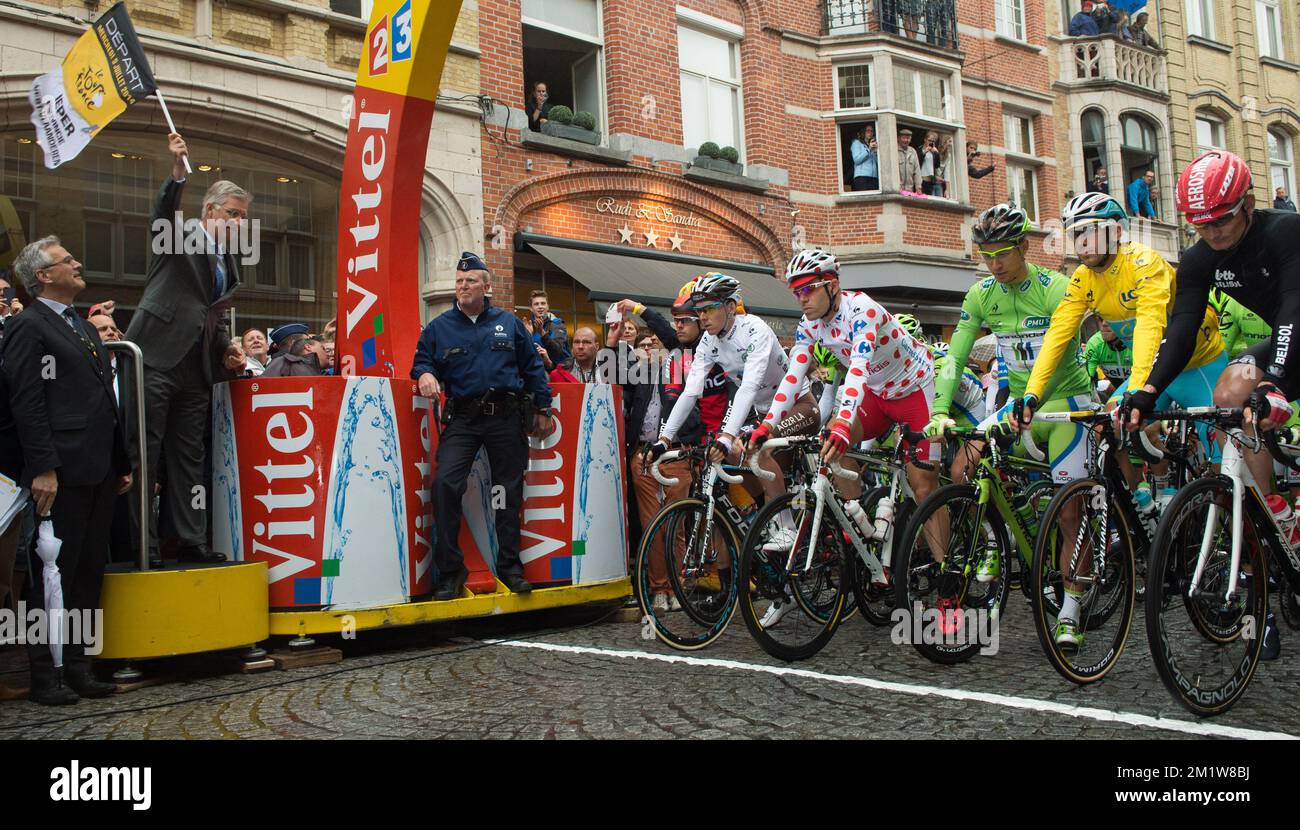 Re Filippo - Filip del Belgio segnala l'inizio della quinta tappa in presenza del re belga durante la 101st edizione della gara ciclistica Tour de France, a 155,5 km da Ypres ad Arenberg-Porte du Hainaut, mercoledì 09 luglio 2014. Foto Stock