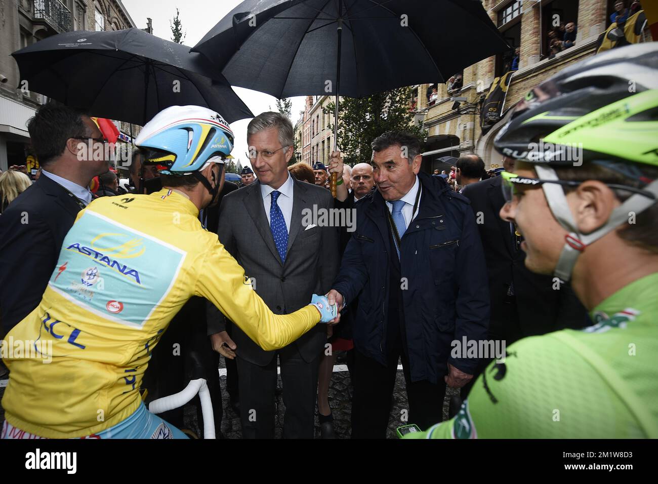 Belgio re Philippe e l'ex ciclista belga Eddy Merckx hanno illustrato all'inizio della quinta tappa della 101st° edizione della gara ciclistica Tour de France, a 155,5 km da Ypres ad Arenberg-Porte du Hainaut, mercoledì 09 luglio 2014. Foto Stock