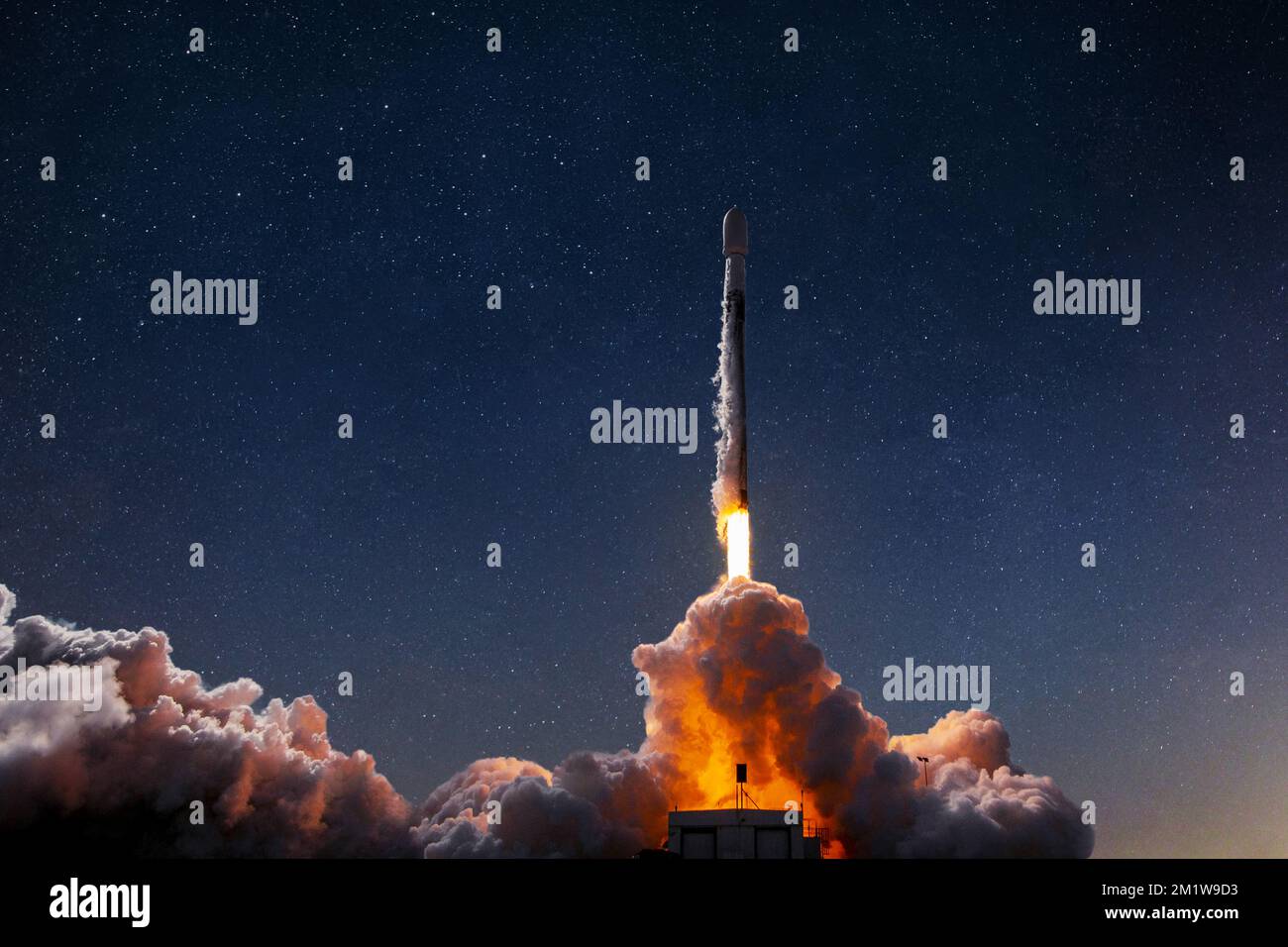 Nuovo razzo spaziale con esplosione e fumo prende il via con successo nello spazio stellato. Sollevamento e lancio della nave spaziale Foto Stock