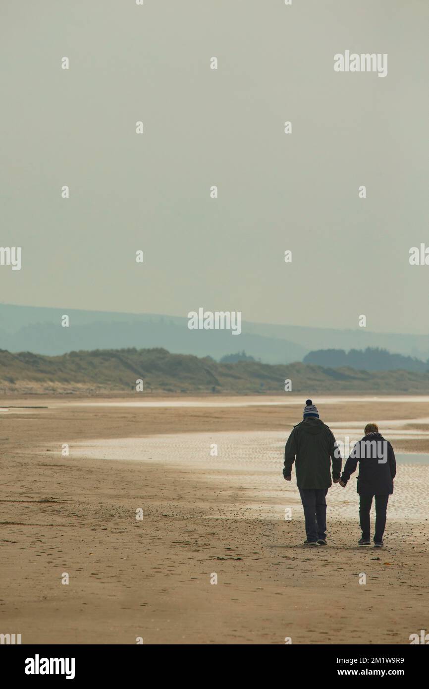 Coppia a piedi sulla spiaggia di Irvine. Foto Stock
