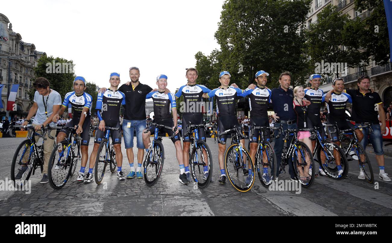 I piloti del team NetApp-Endura posano per il fotografo durante la sfilata del team dopo l'ultima tappa della 101st° edizione della gara ciclistica Tour de France, 137,5km da Evry agli Champs-Elysees di Parigi, Francia, domenica 27 luglio 2014. Foto Stock