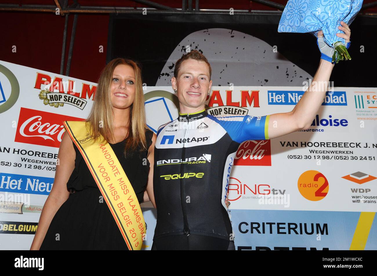 Il belga Sam Bennett del Team NetApp-Endura festeggia sul podio dopo la 10th° edizione della gara ciclistica 'Natourcriterium' di Wolvertem, sabato 02 agosto 2014. La gara fa parte dei tradizionali 'criteriums', gare locali in cui si gareggiano principalmente ciclisti che cavalcavano il Tour de France. Foto Stock