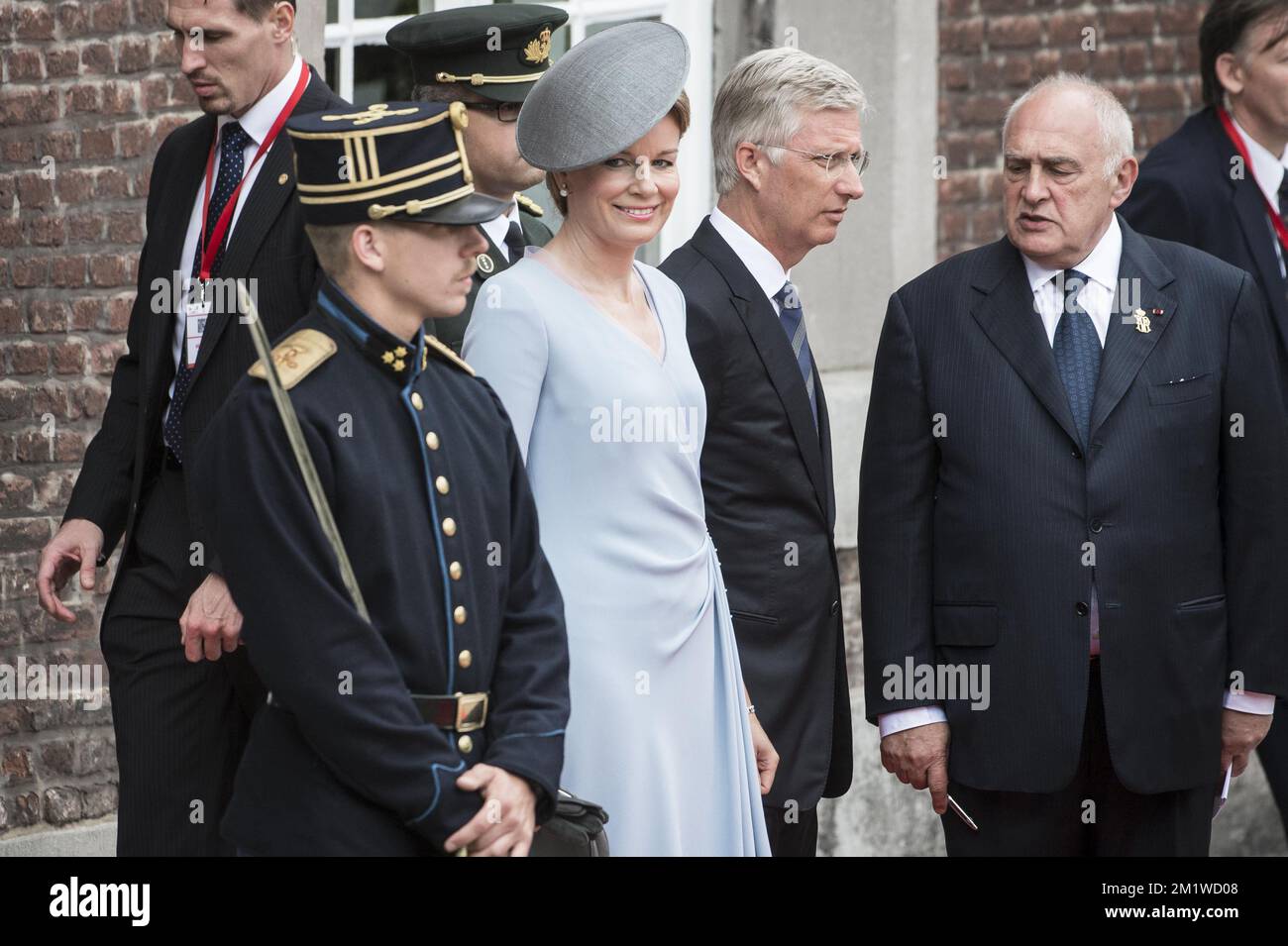 La regina Mathilde del Belgio e il re Filippo - Filip del Belgio accolgono gli ospiti alla cerimonia per il 100th° anniversario della prima guerra mondiale, lunedì 04 agosto 2014, presso l'Abbazia di Saint-Laurent a Liegi. FOTO DI BELGA NICOLAS LAMBERT Foto Stock