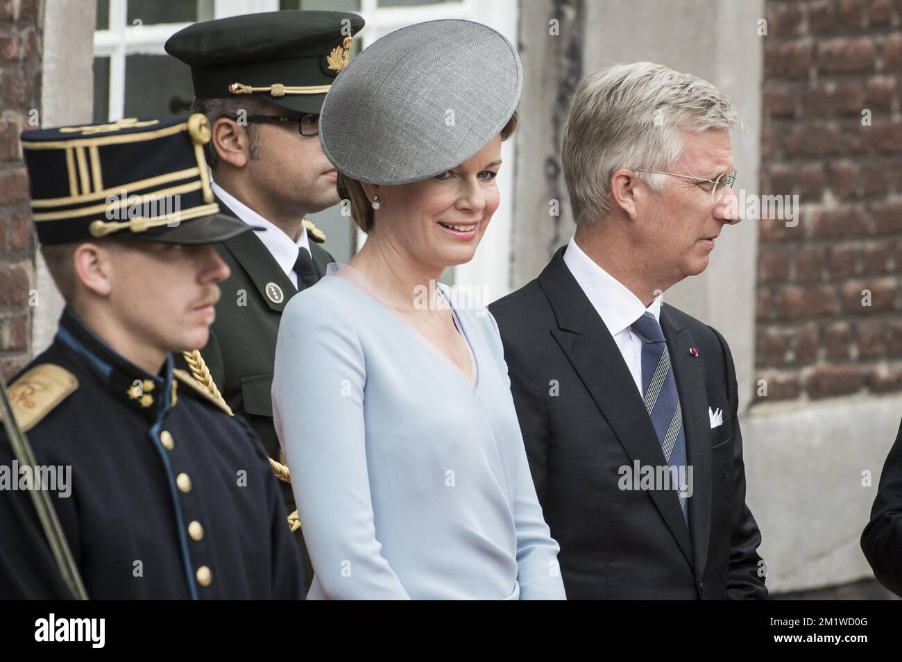 La regina Mathilde del Belgio e il re Filippo - Filip del Belgio accolgono gli ospiti alla cerimonia per il 100th° anniversario della prima guerra mondiale, lunedì 04 agosto 2014, presso l'Abbazia di Saint-Laurent a Liegi. FOTO DI BELGA NICOLAS LAMBERT Foto Stock