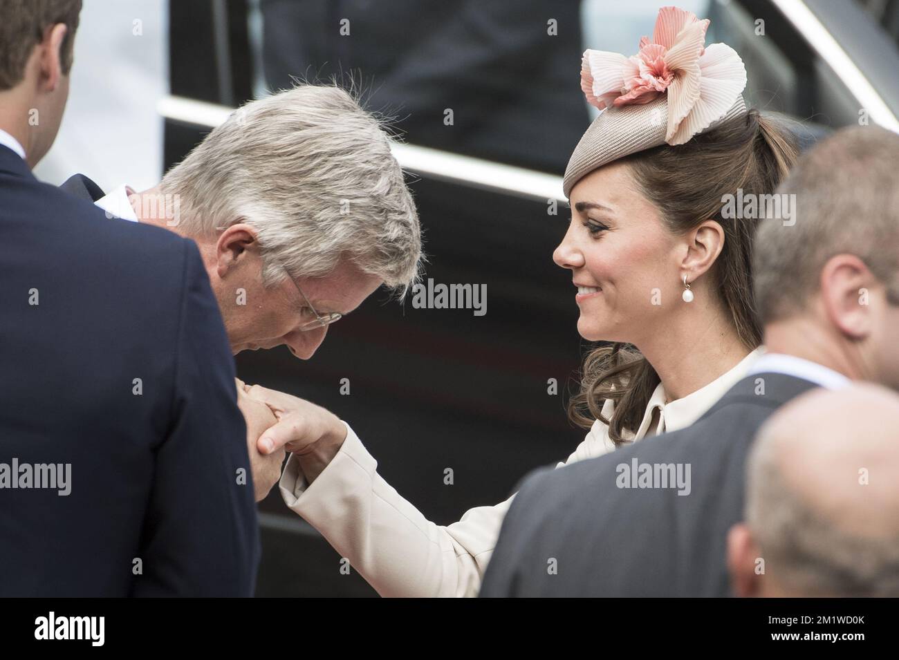 Re Philippe - Filip del Belgio accoglie la britannica Catherine (Kate), Duchessa di Cambridge alla ricezione degli ospiti che partecipano ad una cerimonia per il 100th ° anniversario della prima guerra mondiale, Lunedi 04 agosto 2014, nell'Abbazia di Saint-Laurent a Liegi. Foto Stock