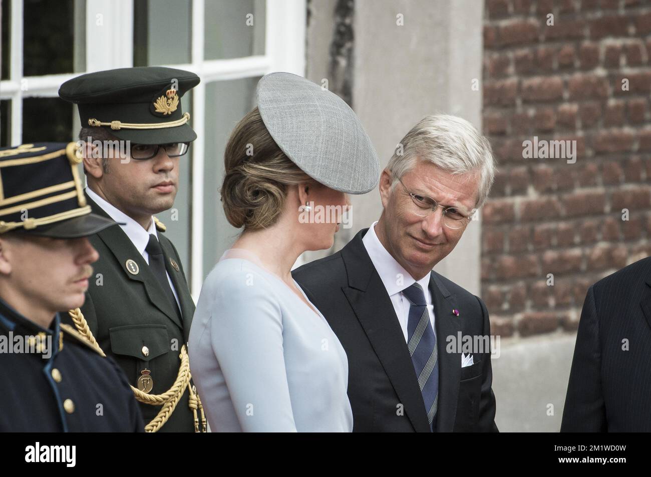 La regina Mathilde del Belgio e il re Filippo - Filip del Belgio accolgono gli ospiti alla cerimonia per il 100th° anniversario della prima guerra mondiale, lunedì 04 agosto 2014, presso l'Abbazia di Saint-Laurent a Liegi. FOTO DI BELGA NICOLAS LAMBERT Foto Stock