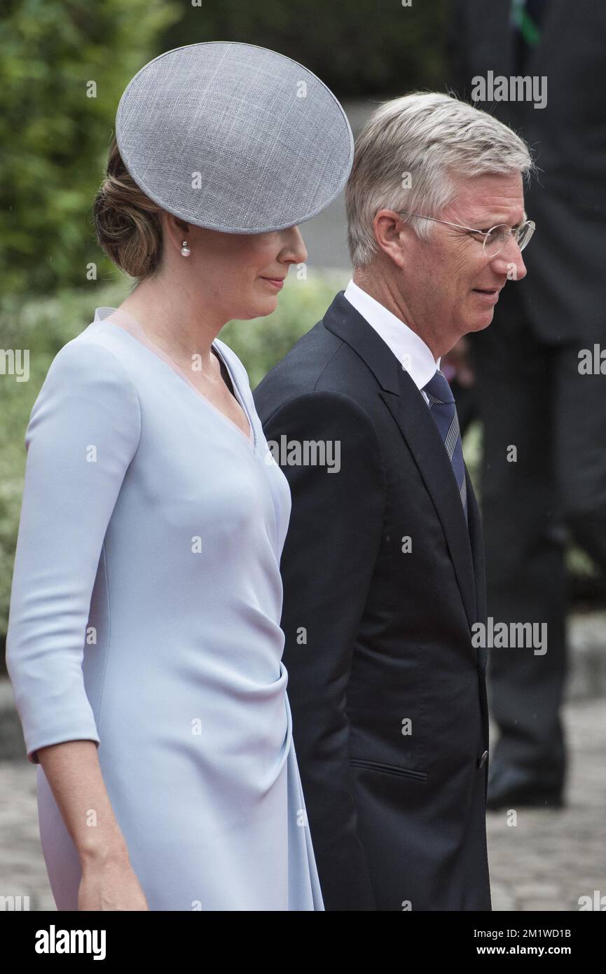 La regina Mathilde del Belgio e il re Filippo - Filip del Belgio partono dopo la ricezione degli ospiti che hanno partecipato ad una cerimonia per il 100th° anniversario della prima guerra mondiale, lunedì 04 agosto 2014, presso l'Abbazia di Saint-Laurent a Liegi. FOTO DI BELGA NICOLAS LAMBERT Foto Stock