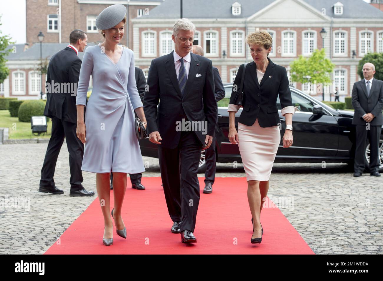 La regina Mathilde del Belgio e il re Filippo - Filip del Belgio accolgono il vicepresidente della Svizzera Simonetta Sommaruga all'abbazia di Saint-Laurent prima di una cerimonia al memoriale interallietato a Cointe, per il 100th° anniversario della prima guerra mondiale, lunedì 04 agosto 2014, Liegi. Foto Stock