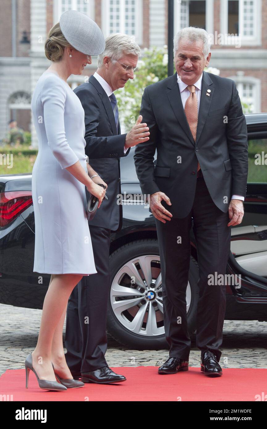 La regina Mathilde del Belgio e il re Filippo - Filip del Belgio accolgono il presidente della Serbia Tomislav Nikolic all'abbazia di Saint-Laurent prima di una cerimonia al memoriale interallietato a Cointe, per il 100th° anniversario della prima guerra mondiale, lunedì 04 agosto 2014, Liegi. Foto Stock