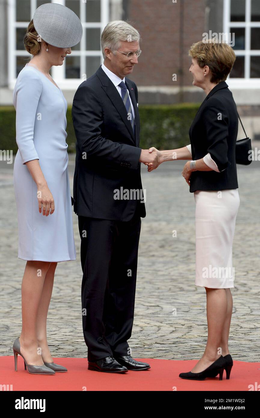 La regina Mathilde del Belgio e il re Filippo - Filip del Belgio accolgono il vicepresidente della Svizzera Simonetta Sommaruga all'abbazia di Saint-Laurent prima di una cerimonia al memoriale interallietato a Cointe, per il 100th° anniversario della prima guerra mondiale, lunedì 04 agosto 2014, Liegi. Foto Stock