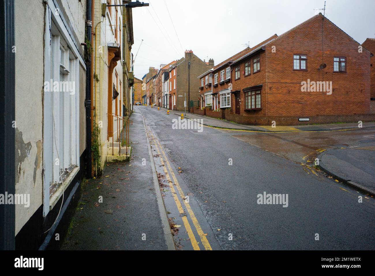 Guardando su St Sepolchre Street nel centro storico di Scarborough Foto Stock