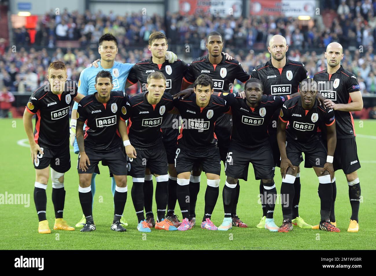 Up, L-R, portiere di Standard Eiji Kawashima, Dino Arslanagic di Standard, Ricardo Faty di Standard, Jelle Van Damme di Standard, Laurent Ciman e Down di Standard, L-R, Adrien Trebel di Standard, Jonathan Viera di Standard, Martin Milec di Standard, Standard's Vinicius Araujo, Standard's Jeff Louis e Standard's Paul-Jose Mpoku Ebunge nella foto prima di una partita di calcio tra il club olandese Feyenoord Rotterdam e la squadra belga di prima divisione Standard de Liege, nello stadio De Kuip di Rotterdam, nei Paesi Bassi, giovedì 02 ottobre 2014, Il secondo gioco nella fase di gruppo della UEFA Europa League, in gr Foto Stock