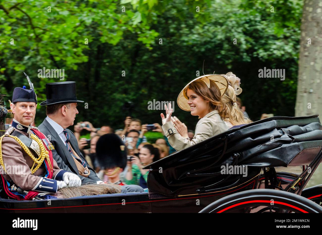 Il Principe Edoardo, Conte di Wessex, il Principe Andrea, Duca di York, con la Principessa Eugenie in carrozza a Trooping the Colour 2014 in The Mall, Londra UK Foto Stock