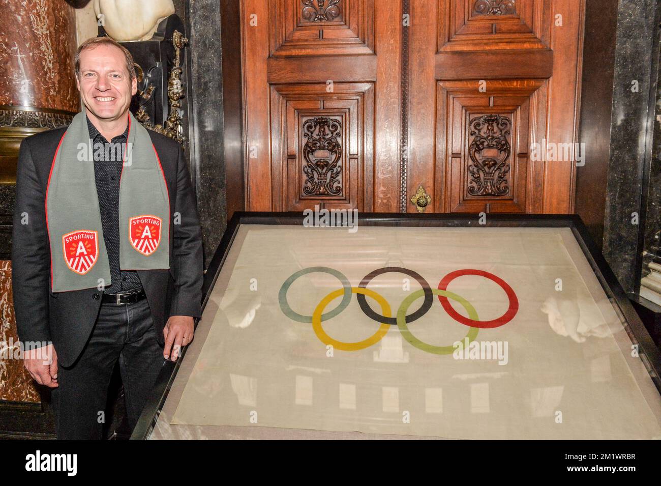 20141023 - ANTWERPEN, BELGIO: Christian Prudhomme, direttore ciclistico del Tour De France e raffigurato alla bandiera originale delle Olimpiadi di Anversa del 1920 dopo una conferenza stampa sull'edizione 2015 della gara ciclistica del Tour de France, giovedì 23 ottobre 2014, ad Anversa. La terza tappa del Tour inizierà ad Anversa e terminerà a Huy il 6th luglio e la quarta tappa inizierà a Seraing e terminerà a Cambrai, in Francia, il 7th luglio. FOTO DI BELGA JONAS ROOSENS Foto Stock