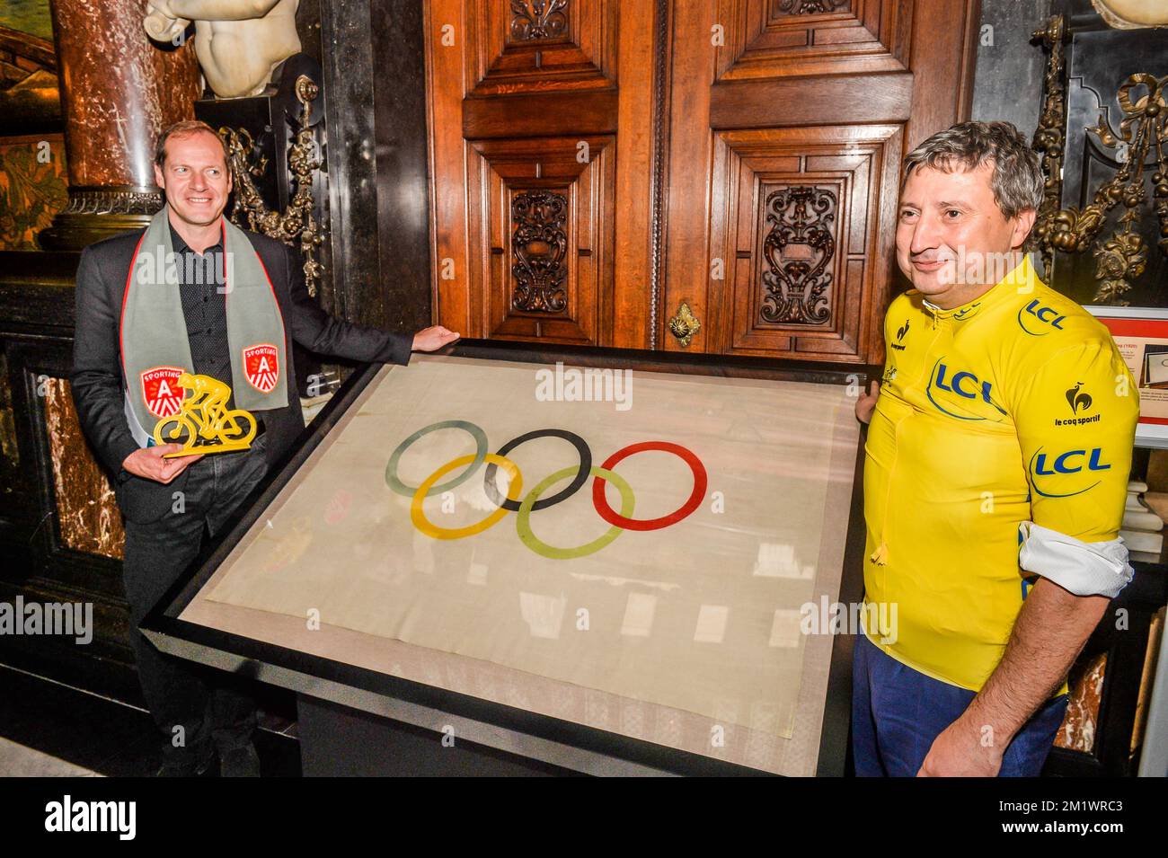 20141023 - ANTWERPEN, BELGIO: Christian Prudhomme, direttore ciclistico del Tour De France e l'alderman di Anversa Ludo Van Campenhout, raffigurato alla bandiera originale delle Olimpiadi di Anversa del 1920, dopo una conferenza stampa sulla 2015 edizione della gara ciclistica Tour de France, giovedì 23 ottobre 2014, ad Anversa. La terza tappa del Tour inizierà ad Anversa e terminerà a Huy il 6th luglio e la quarta tappa inizierà a Seraing e terminerà a Cambrai, in Francia, il 7th luglio. FOTO DI BELGA JONAS ROOSENS Foto Stock