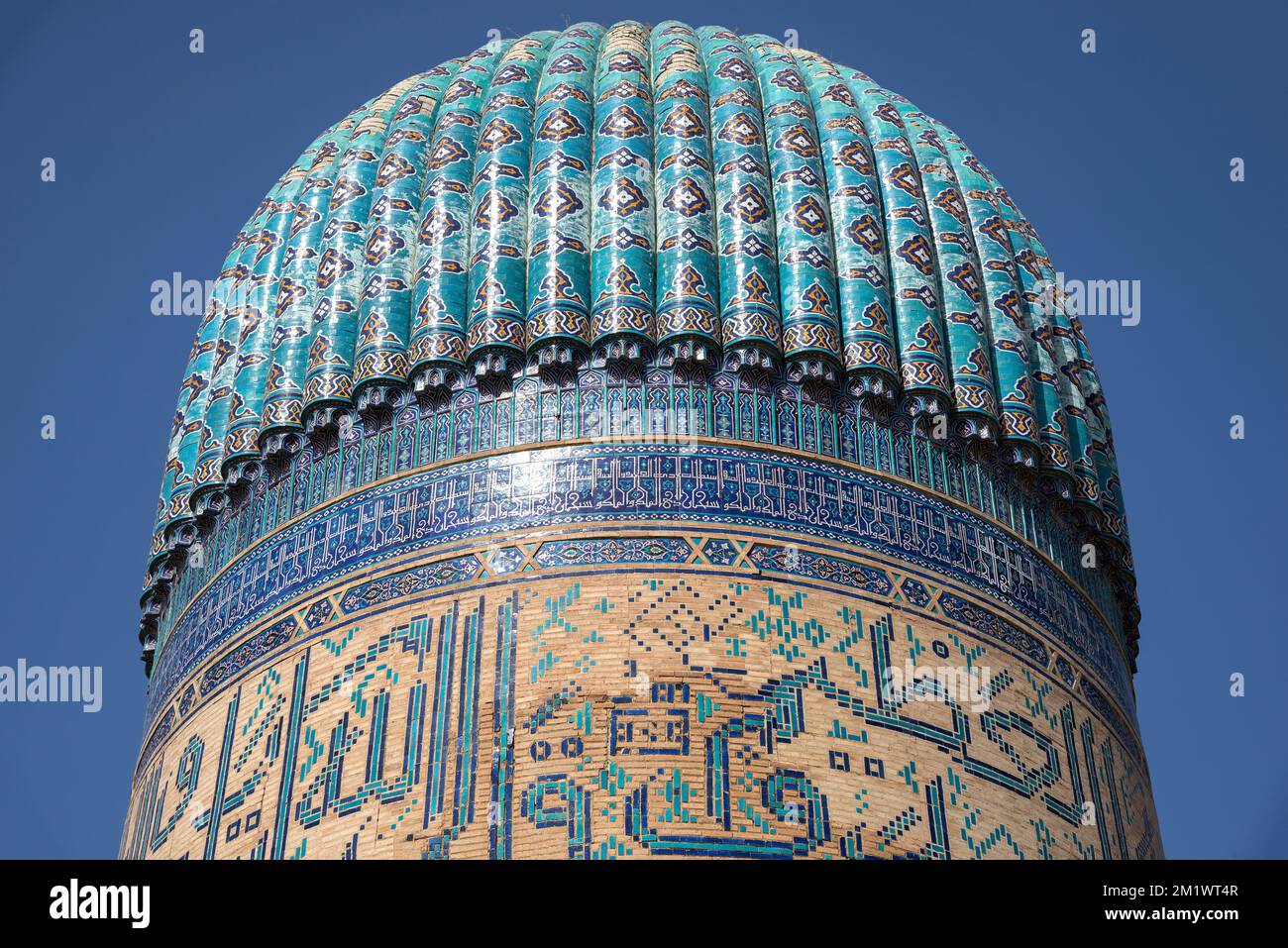 La cupola dell'antica moschea Bibi Khanum (1404) da vicino. Samarcanda, Uzbekistan Foto Stock
