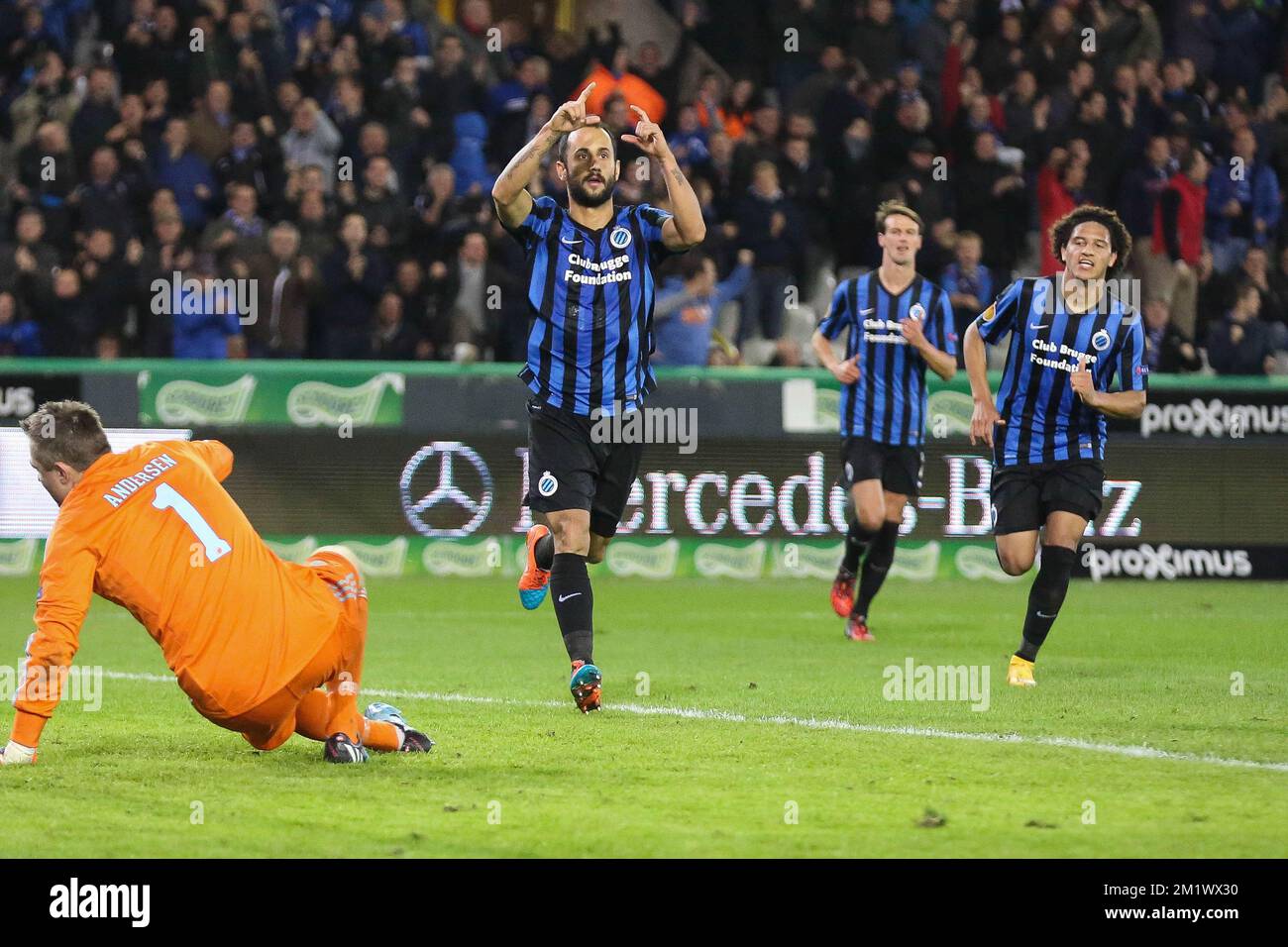 20141023 - BRUGGE, BELGIO: Stephan Andersen (L), portiere di Kobenhavn, sembra sconsolato, mentre Victor Vazquez Solsona (C) di 07 Club festeggia dopo aver segnato una partita tra la squadra di calcio belga Club Brugge e la squadra danese FC Kobenhavn, giovedì 23 ottobre 2014, nello stadio di Brugge. È il terzo giorno della fase di gruppo del concorso UEFA Europa League, nel gruppo B. BELGA FOTO BRUNO FAHY Foto Stock