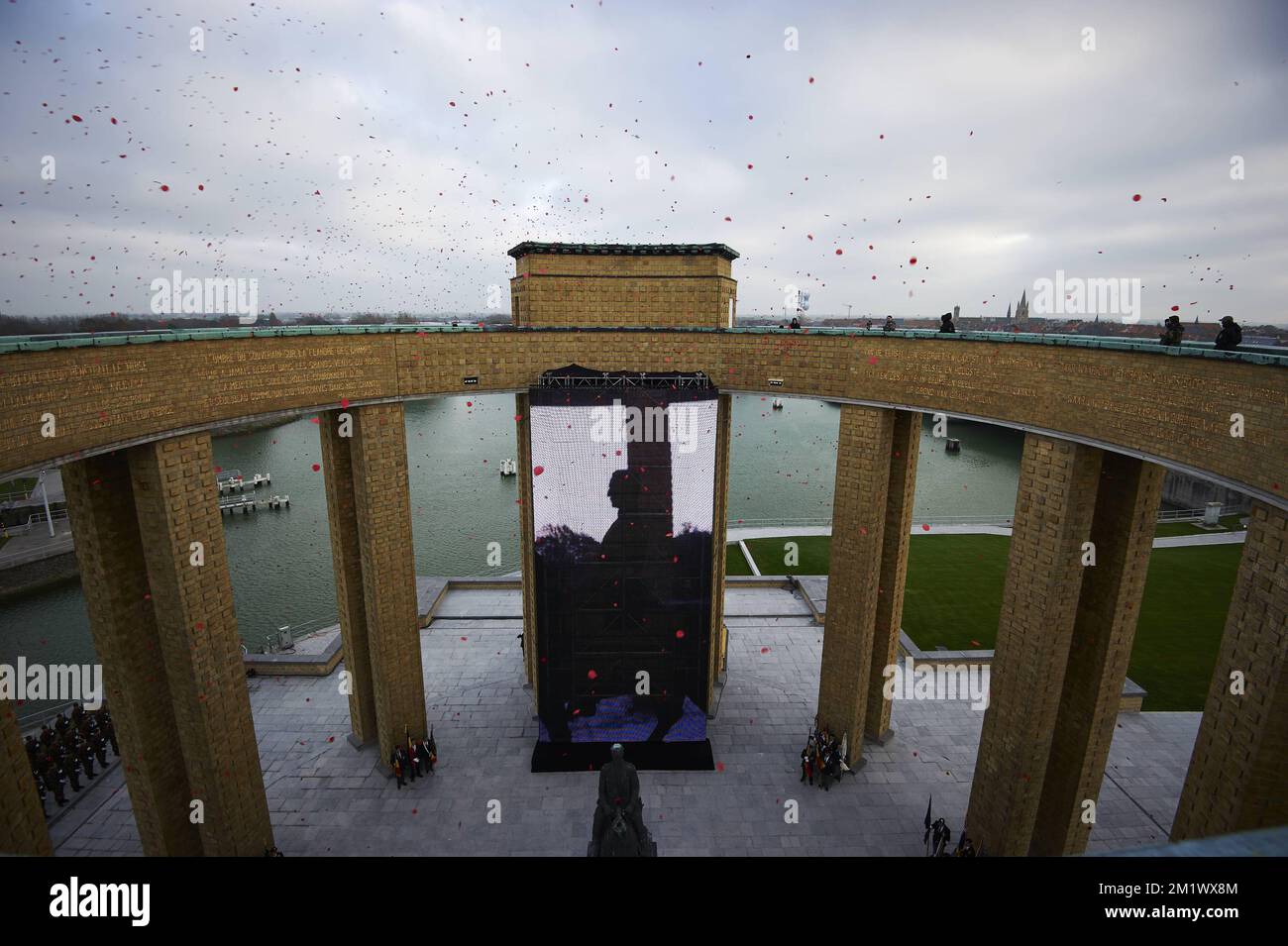 20141028 - NIEUWPOORT, BELGIO: L'illustrazione mostra una cerimonia per commemorare il 100th° anniversario della 'Battaglia di Ypres' durante la prima guerra mondiale, presso il monumento per re Alberto i a Nieuwpoort, martedì 28 ottobre 2014. La prima battaglia di Ypres durò dal 19 ottobre 1914 al 22 novembre 1914. FOTO DI BELGA ERIC HERCHAFT Foto Stock