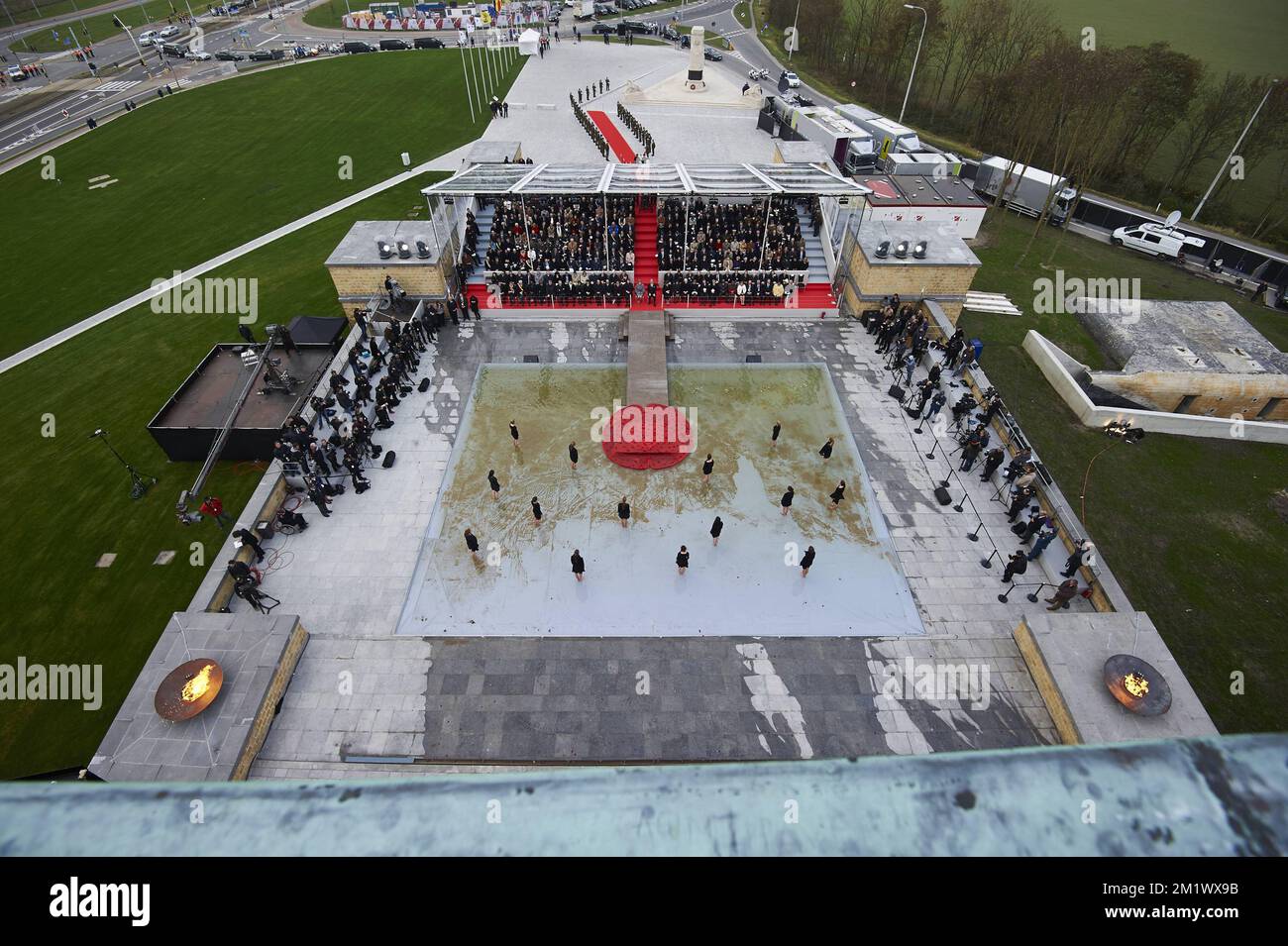 20141028 - NIEUWPOORT, BELGIO: L'illustrazione mostra una cerimonia per commemorare il 100th° anniversario della 'Battaglia di Ypres' durante la prima guerra mondiale, presso il monumento per re Alberto i a Nieuwpoort, martedì 28 ottobre 2014. La prima battaglia di Ypres durò dal 19 ottobre 1914 al 22 novembre 1914. FOTO DI BELGA ERIC HERCHAFT Foto Stock