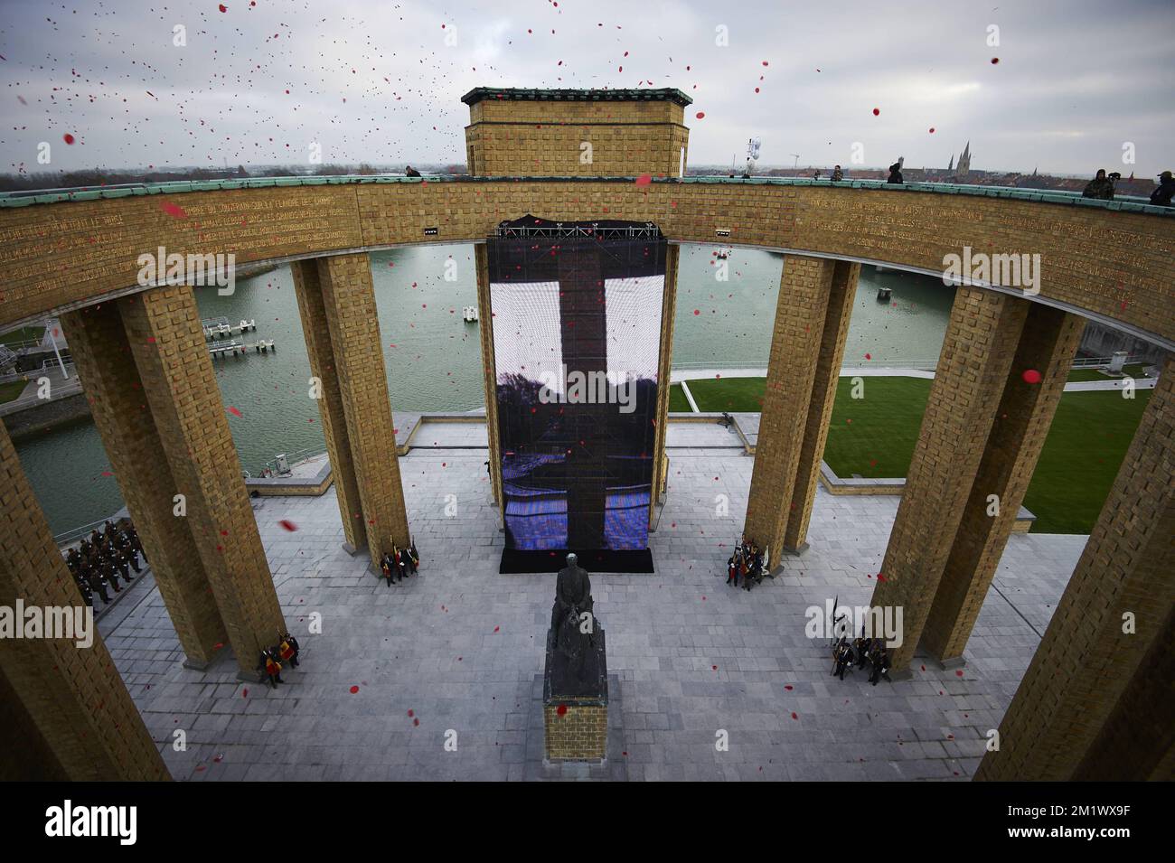 20141028 - NIEUWPOORT, BELGIO: L'illustrazione mostra una cerimonia per commemorare il 100th° anniversario della 'Battaglia di Ypres' durante la prima guerra mondiale, presso il monumento per re Alberto i a Nieuwpoort, martedì 28 ottobre 2014. La prima battaglia di Ypres durò dal 19 ottobre 1914 al 22 novembre 1914. FOTO DI BELGA ERIC HERCHAFT Foto Stock