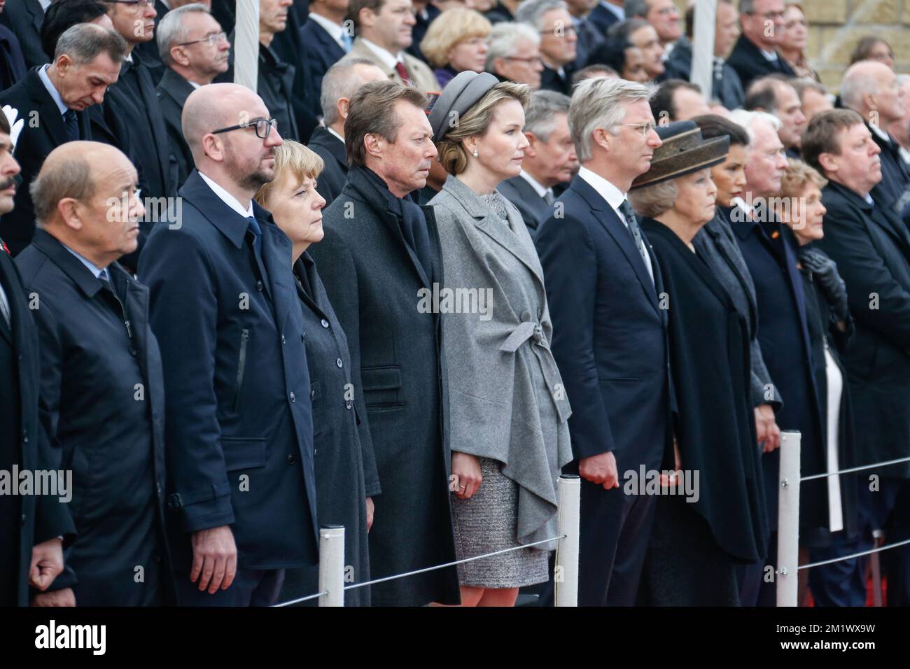 20141028 - NIEUWPOORT, BELGIO: Primo ministro belga Charles Michel, cancelliere tedesco Angela Merkel, regina del Belgio Mathilde, re Philippe - Filip del Belgio, principessa olandese Beatrix, principessa Lalla Salma del Marocco, governatore generale del Canada David Johnston, Sharon Johnston e il presidente della Camera Siegfried Bracke partecipano ad una cerimonia per commemorare il 100th° anniversario della 'Battaglia di Ypres' durante la prima guerra mondiale, presso il monumento per il re Alberto i a Nieuwpoort, martedì 28 ottobre 2014. La prima battaglia di Ypres durò dal 19 ottobre 1914 al 22 novembre 1914. FOTO DI BELGA THIERRY ROGE Foto Stock