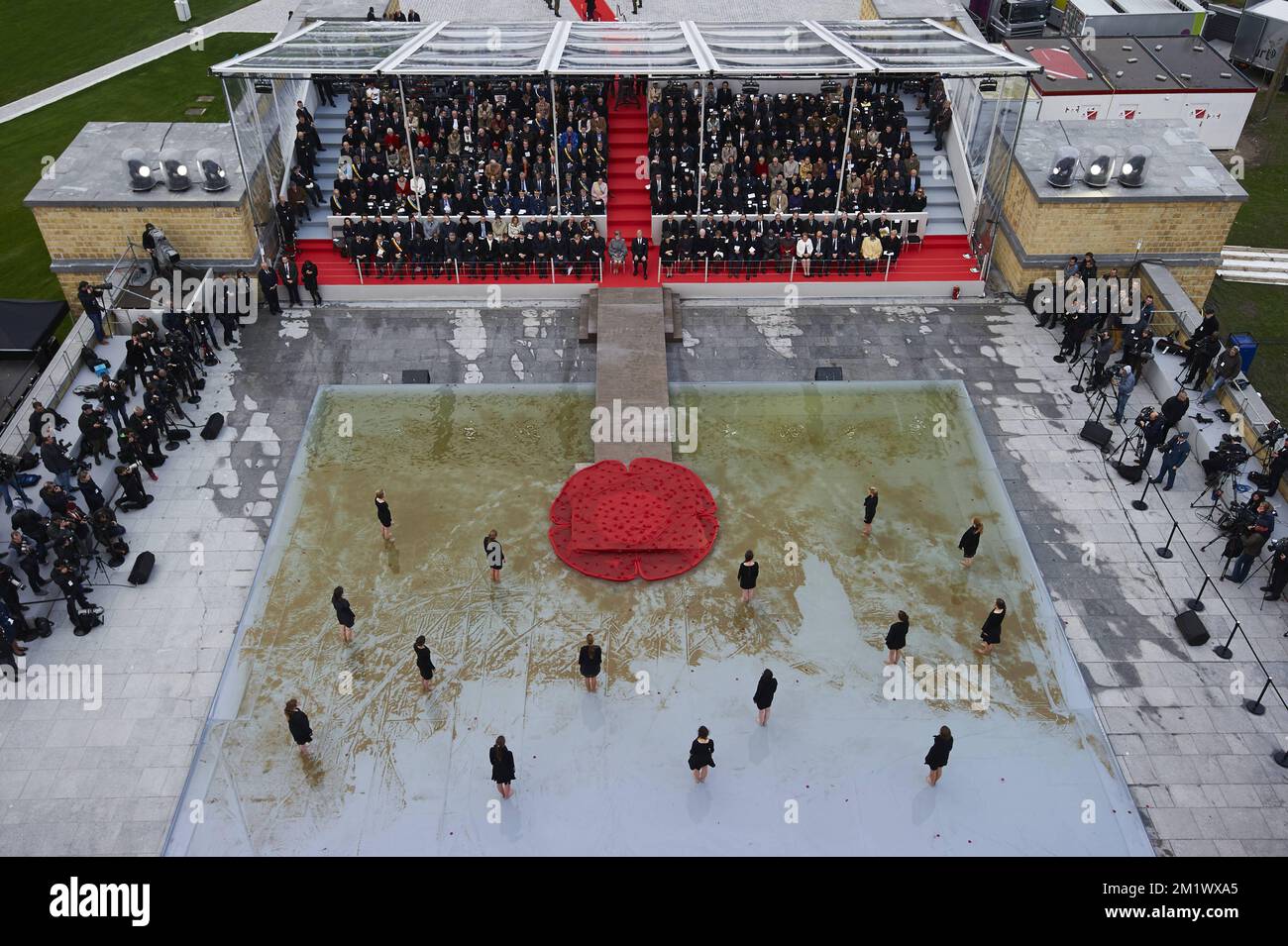 20141028 - NIEUWPOORT, BELGIO: L'illustrazione mostra una cerimonia per commemorare il 100th° anniversario della 'Battaglia di Ypres' durante la prima guerra mondiale, presso il monumento per re Alberto i a Nieuwpoort, martedì 28 ottobre 2014. La prima battaglia di Ypres durò dal 19 ottobre 1914 al 22 novembre 1914. FOTO DI BELGA ERIC HERCHAFT Foto Stock