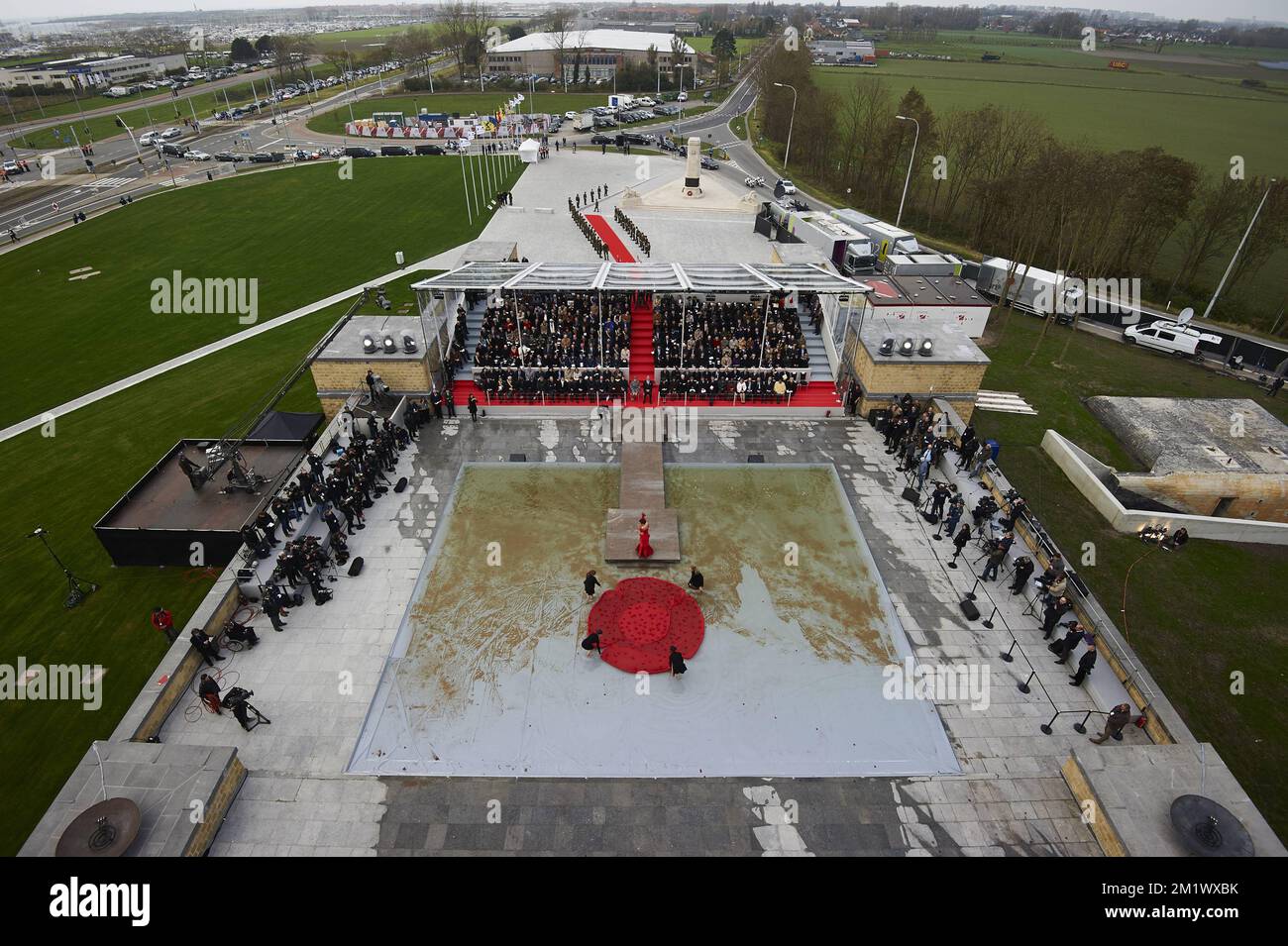 20141028 - NIEUWPOORT, BELGIO: L'illustrazione mostra una cerimonia per commemorare il 100th° anniversario della 'Battaglia di Ypres' durante la prima guerra mondiale, presso il monumento per re Alberto i a Nieuwpoort, martedì 28 ottobre 2014. La prima battaglia di Ypres durò dal 19 ottobre 1914 al 22 novembre 1914. FOTO DI BELGA ERIC HERCHAFT Foto Stock