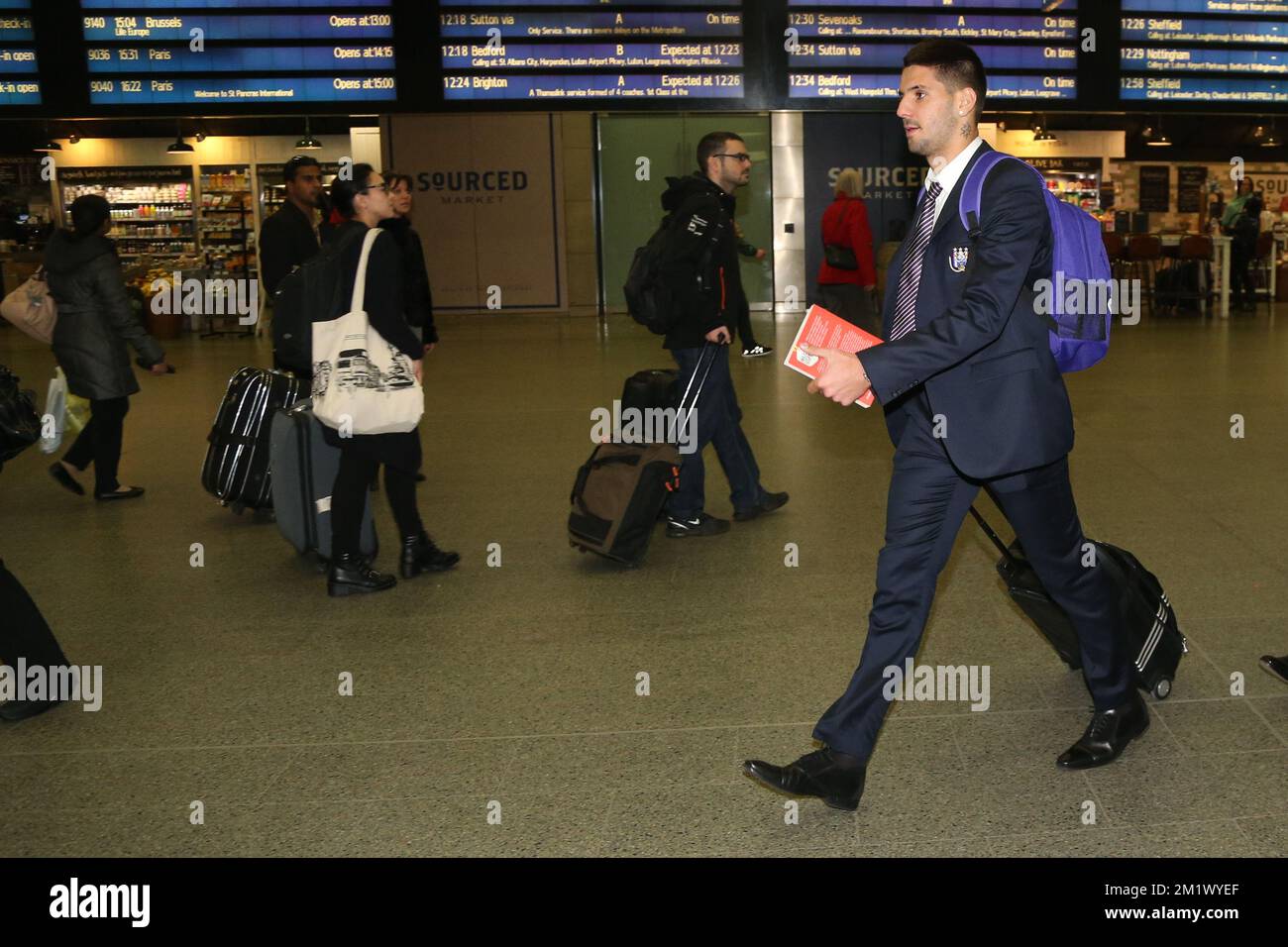 Alexandar Mitrovic di Anderlecht, nella foto, all'arrivo della squadra di calcio belga RSCA Anderlecht a Londra, stazione di St Pancras, Inghilterra, lunedì 03 novembre 2014. Domani Anderlecht giocherà la squadra inglese Arsenal nella quarta giornata della fase di gruppo del concorso UEFA Champions League, nel gruppo D. Foto Stock