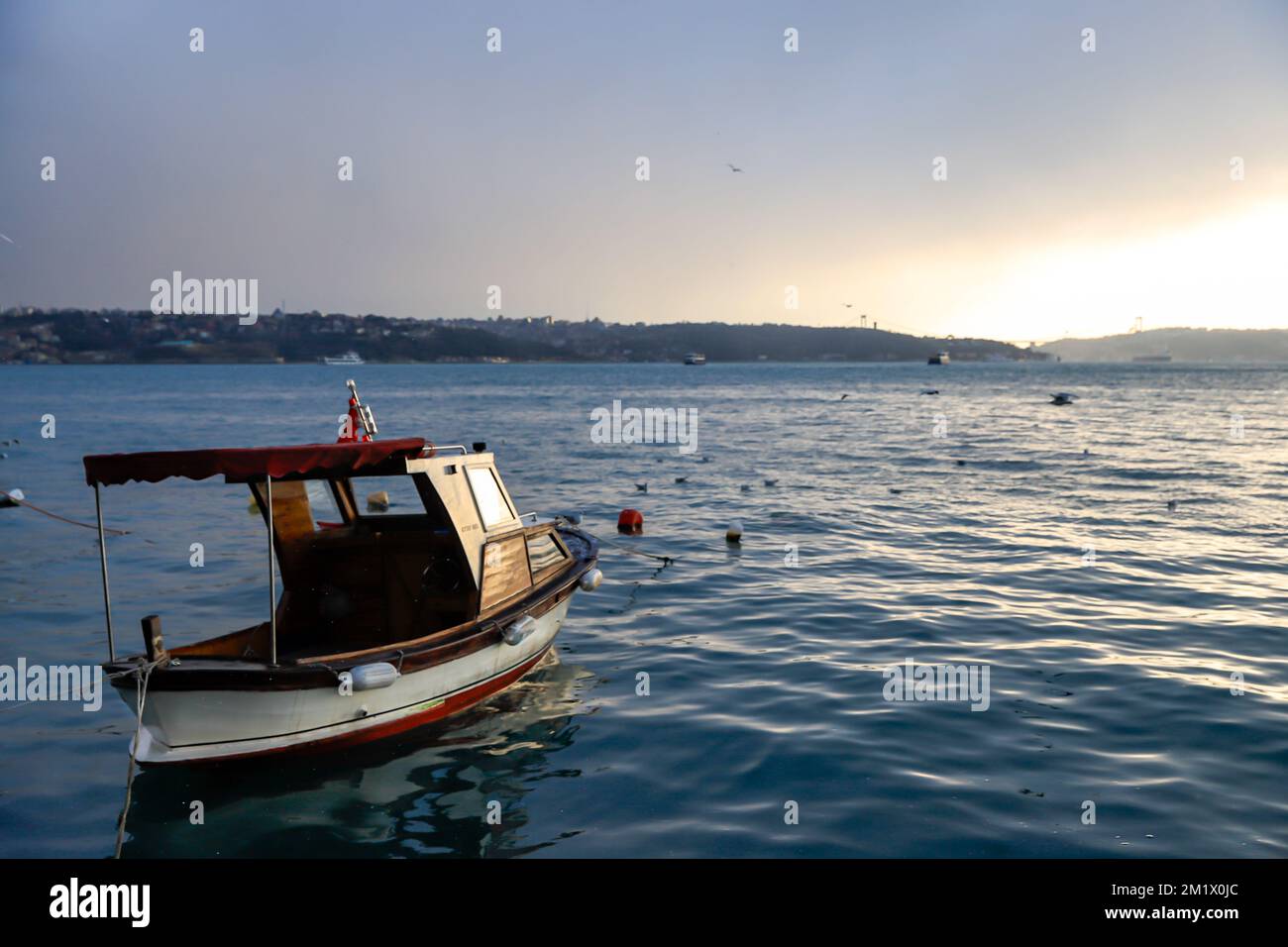 barca da pesca all'alba nel bosforo , concetto nautico Foto Stock