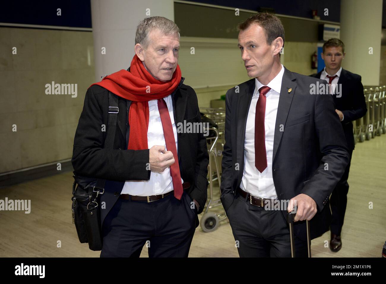 20141105 - SIVIGLIA, SPAGNA: Il presidente della Standard Roland Duchatelet e Axel Lawaree sono stati raffigurati durante l'arrivo della squadra di calcio belga Standard de Liege all'aeroporto di Siviglia, mercoledì 05 novembre 2014. Standard giocherà domani una partita contro la squadra spagnola Sevilla FC il quarto giorno della fase di gruppo del torneo Europa League. FOTO DI BELGA DIRK WAEM Foto Stock