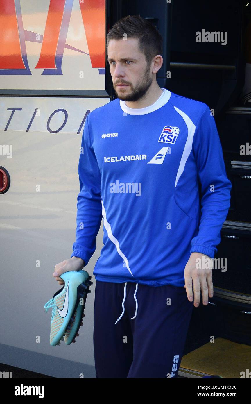 20141111 - BRUXELLES, BELGIO: Il Gylfi Sigurdsson islandese arriva per una sessione di allenamento della nazionale di calcio islandese, a Bruxelles, martedì 11 novembre 2014. L'Islanda giocherà mercoledì un amichevole gioco contro la nazionale belga squadra di calcio Red Devils. FOTO DI BELGA LAURIE DIEFFEMBACQ Foto Stock