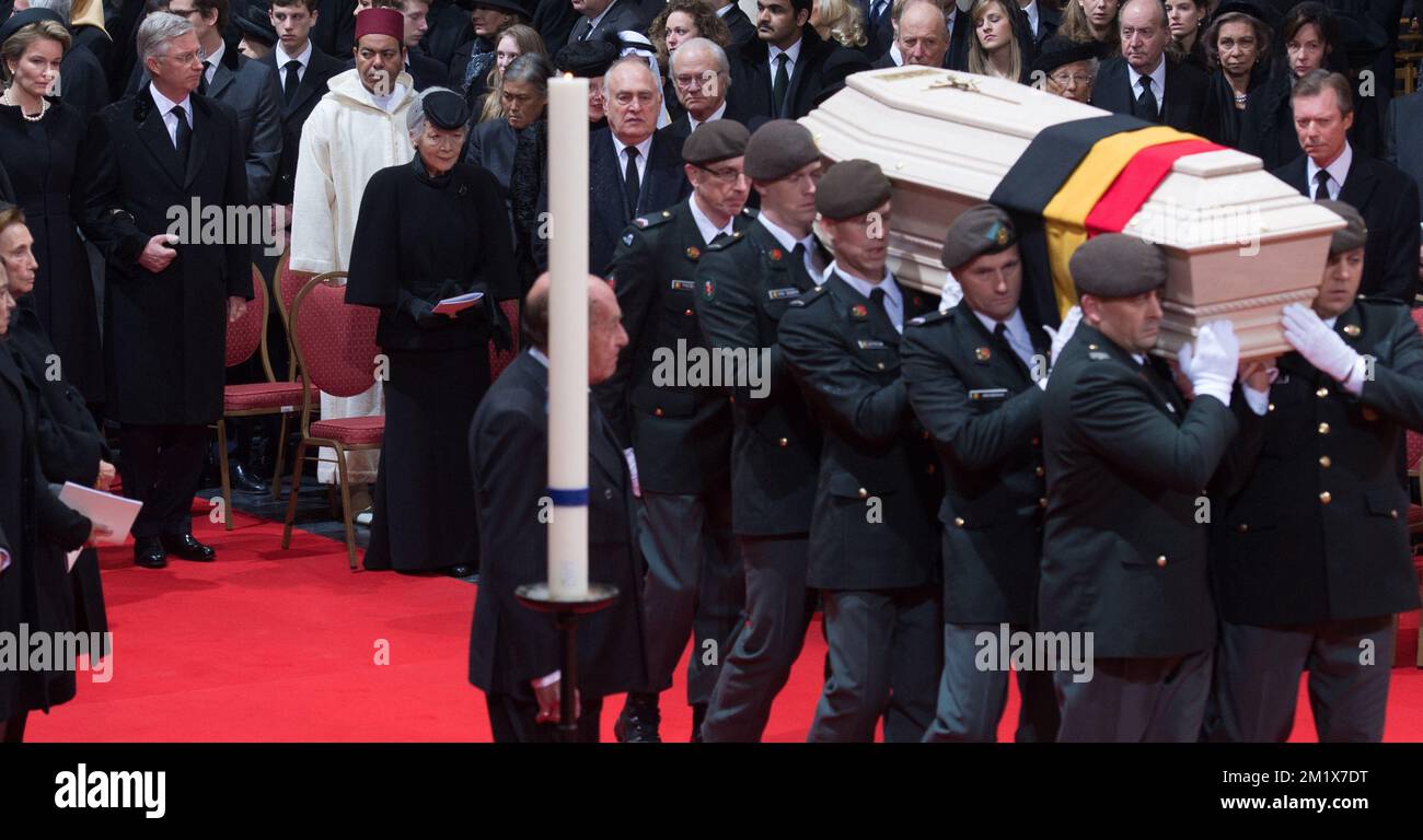 20141212 - BRUXELLES, BELGIO: Re Filippo - Filip del Belgio, Regina Mathilde del Belgio, Principe Moulay Rachid del Marocco, Imperatrice giapponese Michiko, Principessa Sirindhorn della Thailandia, Carlo XVI Gustaf di Svezia, Re Costantin e Regina Anna, Re Juan Carlos di Spagna, La Regina Sofia di Spagna e il Granduca Henri di Lussemburgo hanno raffigurato la cerimonia funeraria della Regina Fabiola nella Cattedrale di San Michele e di Santa Gudula (Cathedrale dei Santi Michel et Gudule / Sint-Michiels- en Sint-Goedele kathedraal) a Bruxelles, venerdì 12 dicembre 2014. Regina Fabiola de Mora y Aragon, vedova del re belga Foto Stock