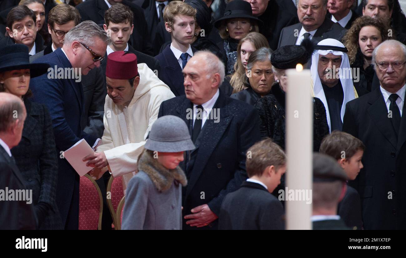 20141212 - BRUXELLES, BELGIO: Principessa Claire del Belgio, Principe Laurent del Belgio, Principe Moulay Rachid del Marocco, Principessa Sirindhorn della Thailandia e Carl XVI Gustaf di Svezia, raffigurati durante la cerimonia funeraria della Regina Fabiola alla Cattedrale di San Michele e di Santa Gudula (Cathedrale des Saints Michel et Gudule / Sint-Michiels- en Sint-Goedele kathedraal) a Bruxelles, venerdì 12 dicembre 2014. La regina Fabiola de Mora y Aragon, vedova del re belga Boudewijn - Baudouin, è scomparsa venerdì 5 dicembre all'età di 86 anni. BELGA FOTO BENOIT DOPPAGNE Foto Stock