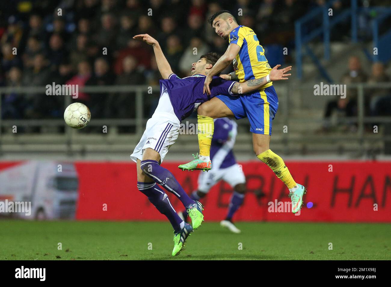 20141220 - BEVEREN, BELGIO: Alexandar Mitrovic di Anderlecht e Goncalves di Waasland-Beveren Martins De Sousa combattono per la palla durante la partita della Jupiler Pro League tra Waasland-Beveren e RSC Anderlecht, a Beveren, sabato 20 dicembre 2014, il giorno 20 del campionato di calcio belga. FOTO DI BELGA BRUNO FAHY Foto Stock