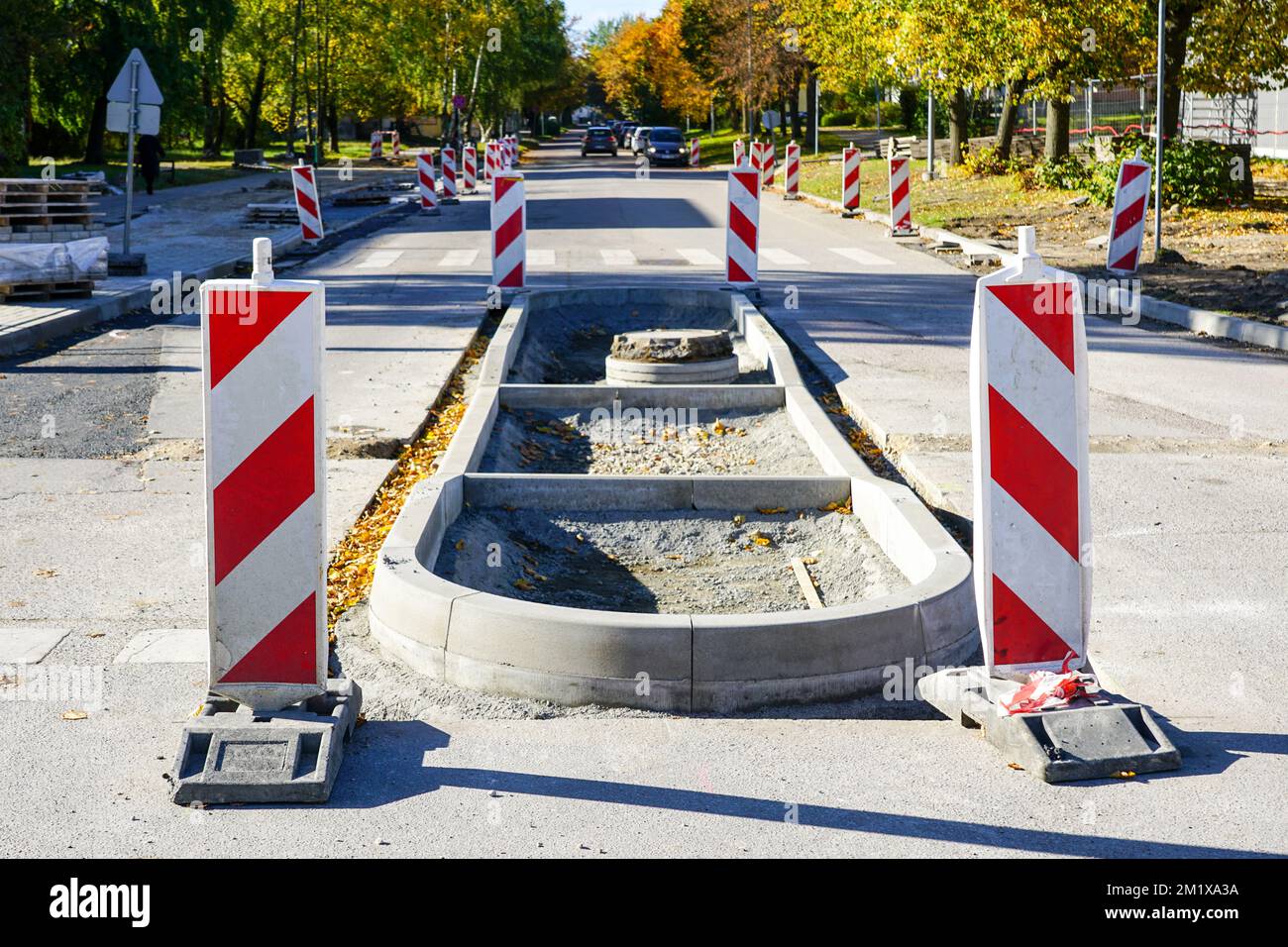 Costruzione di una nuova isola di sicurezza al centro della strada per un sicuro attraversamento pedonale, sicuro crosswalk Foto Stock