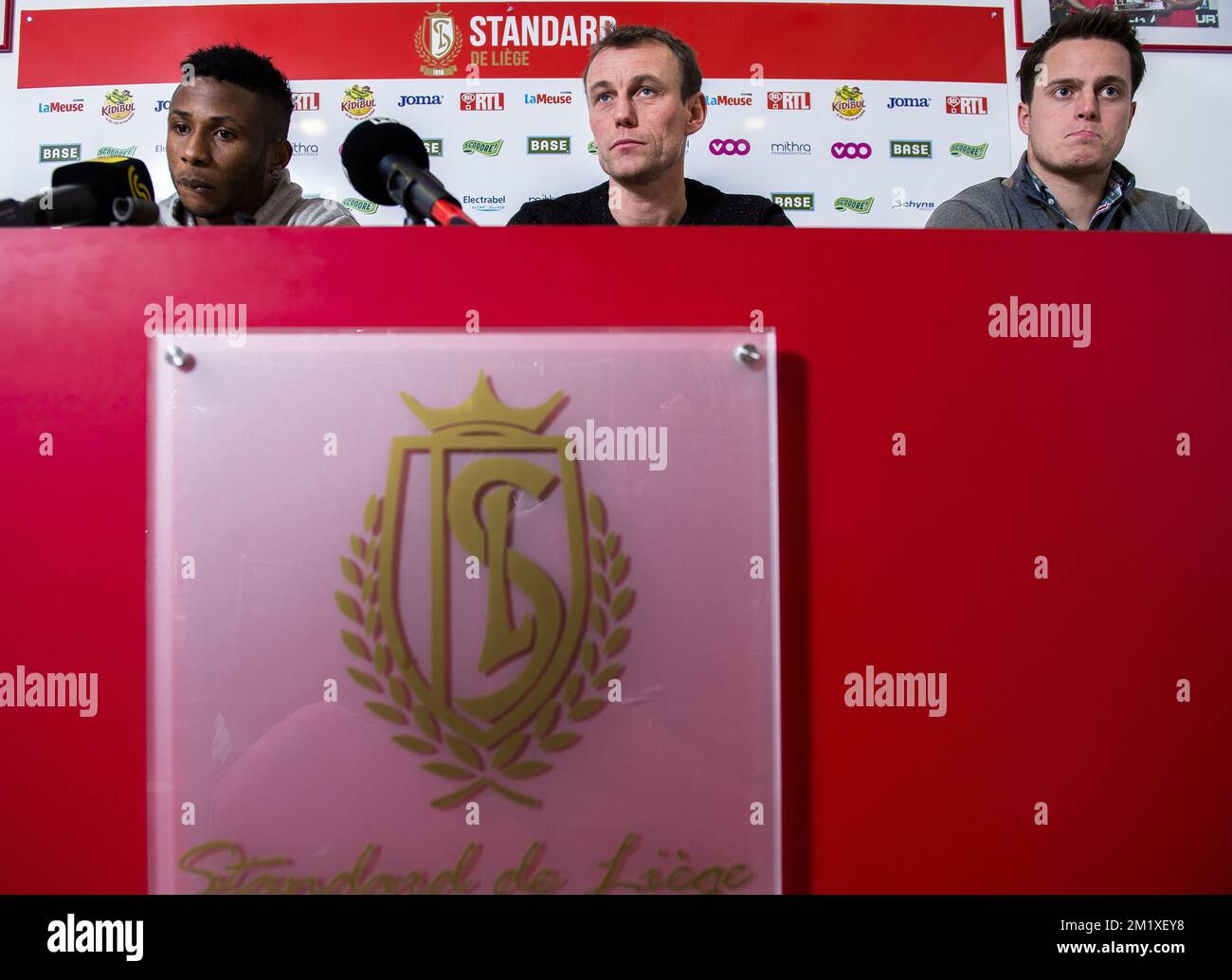 20150203 - LIEGE, BELGIO: Imoh Ezekiel, consulente sportivo di Standard, Axel Lawaree, e Pierre Locht, responsabile della squadra e addetto stampa di Standard, ha illustrato nel corso di una conferenza stampa della squadra belga di calcio di prima divisione Standard de Liege per presentare un nuovo giocatore, martedì 03 febbraio 2015, a Liegi. L'attaccante nigeriano Imoh Ezechiel sta arrivando in prestito dal Qatari club al-Arabi, ha già giocato per Standard dal 2011 al 2014. FOTO DI BELGA LAURIE DIEFFEMBACQ Foto Stock