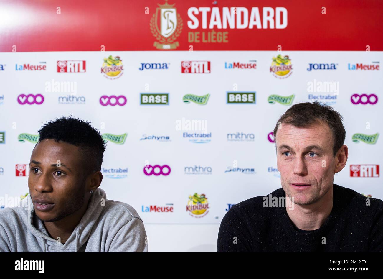 20150203 - LIEGE, BELGIO: Imoh Ezekiel, nuovo giocatore della Standard, e Axel Lawaree, consigliere sportivo della Standard, nella foto, durante una conferenza stampa della prima divisione calcistica belga Standard de Liege, per presentare un nuovo giocatore, martedì 03 febbraio 2015, a Liegi. L'attaccante nigeriano Imoh Ezechiel sta arrivando in prestito dal Qatari club al-Arabi, ha già giocato per Standard dal 2011 al 2014. FOTO DI BELGA LAURIE DIEFFEMBACQ Foto Stock